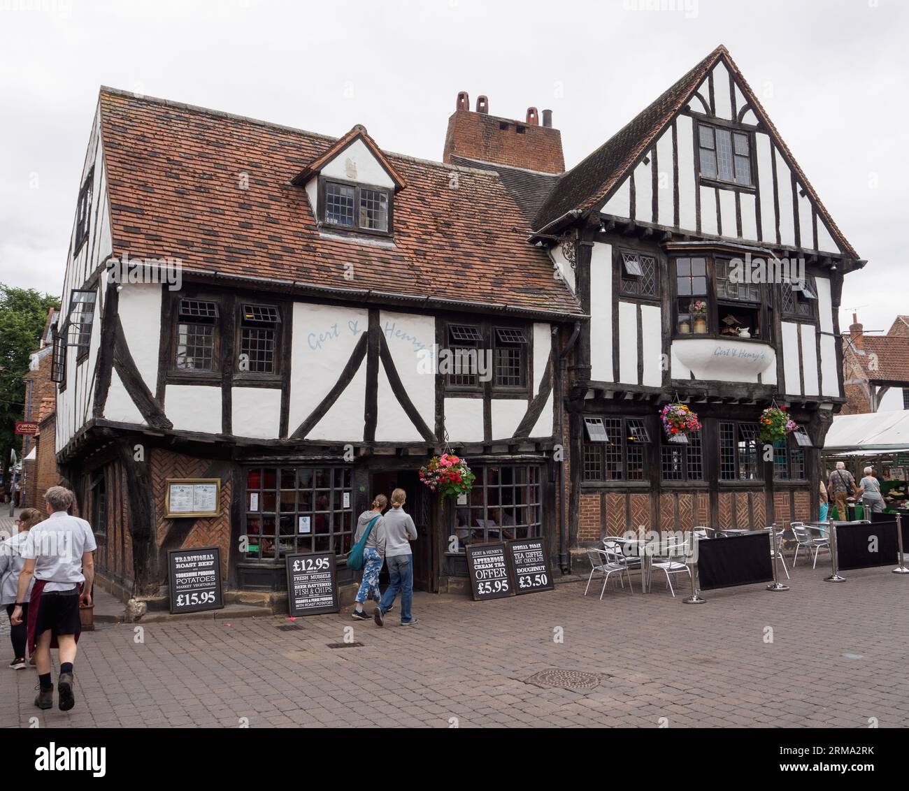 Gert and Henrys café nel mercato di Shambles, York, sul lato sinistro si trova il XIV secolo, sul lato destro del XVII secolo Foto Stock