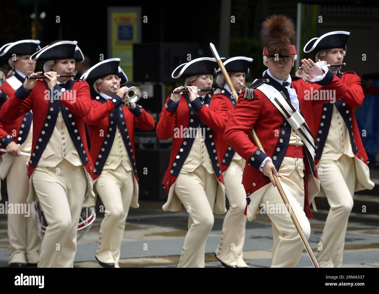 (140613) -- NEW YORK, 13 giugno 2014 (Xinhua) -- i membri della vecchia guardia dell'esercito degli Stati Uniti Fife e Drum Corps partecipano alla celebrazione del 239° compleanno dell'esercito degli Stati Uniti a New York, negli Stati Uniti, il 13 giugno 2014. L'esercito degli Stati Uniti è stato fondato il 14 giugno 1775.(Xinhua/Wang lei) U.S.-NEW YORK-ARMY COMPLEANNO CELEBRATION PUBLICATIONxNOTxINxCHN New York 13 giugno 2014 XINHUA United States Army Old Guard Fife and Drum Corps Members attend United States Army Birthday Celebration a New York il 13 giugno 2014 United States Army What founded ON June 14 1775 XINHUA Wang lei US New York Army Birthday C. Foto Stock