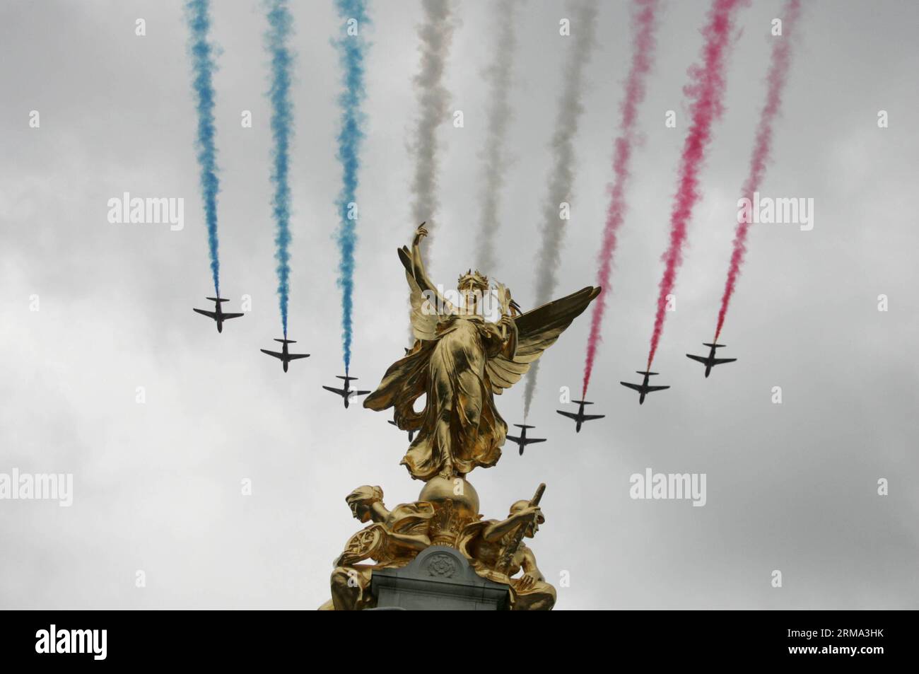 (140615) -- LONDRA, 15 giugno 2014 (Xinhua) -- la Royal Air Force vola sopra Buckingham Palace durante il Trooping the Colour a Londra il 14 giugno 2014. La cerimonia di Trooping the Colour è per celebrare il compleanno ufficiale del sovrano. (Xinhua/Bimal Gautam) BRITAIN-ROYALS-TROOPING THE COLOR PUBLICATIONxNOTxINxCHN Londra 15 giugno 2014 XINHUA Royal Air Force VOLA su Buckingham Palace durante Trooping the Colour a Londra IL 14 giugno 2014 la cerimonia di Trooping the Colour È per celebrare il compleanno ufficiale del sovrano XINHUA Bimal Gautam Britain Royals Trooping the Colour PUBLICATION Foto Stock