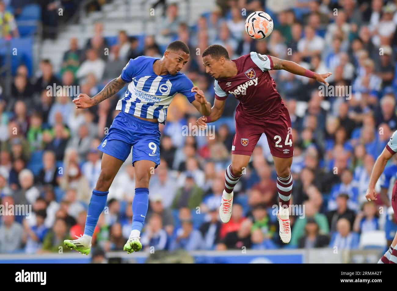 Joao Pedro di Brighton sfida in aria Thilo Kehrer del West Ham durante la partita di Premier League tra Brighton e Hove Albion e il West Ham United all'American Express Stadium di Brighton, Regno Unito - 26 agosto 2023. Foto Simon Dack / immagini teleobiettivo solo per uso editoriale. Niente merchandising. Per le immagini di calcio si applicano le restrizioni fa e Premier League, incluso l'utilizzo di Internet/dispositivi mobili senza licenza FAPL. Per ulteriori informazioni, contattare Football Dataco Foto Stock