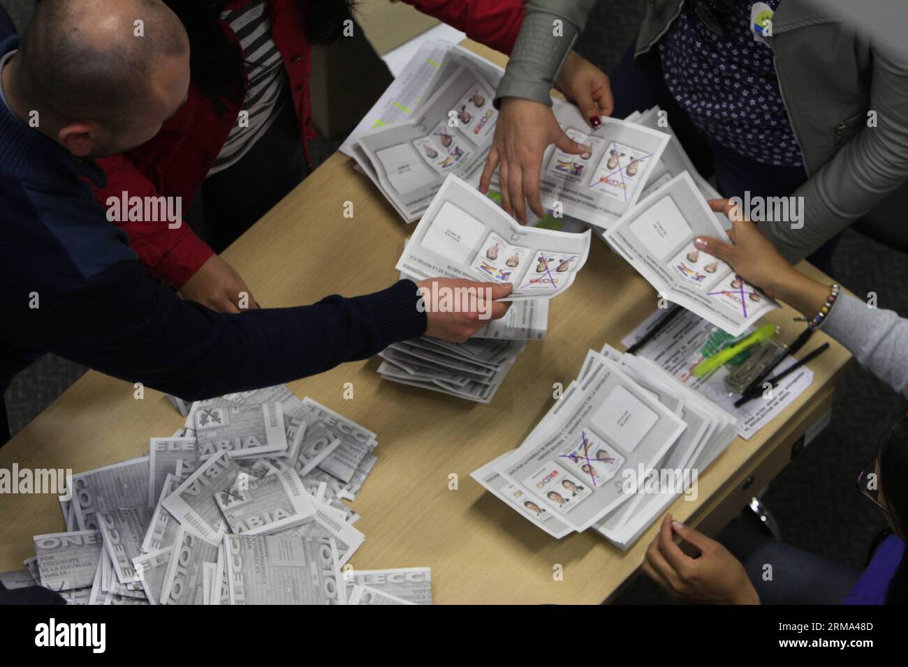 I dipendenti elettorali contano i voti in un collegio elettorale a Bogotà, Colombia, 15 giugno 2014. (Xinhua/German Enciso/COLPRENSA)(ctt) CREDITO OBBLIGATORIO NON ARCHIVIO-NON IN VENDITA USO EDITORIALE SOLO COLOMBIA OUT COLOMBIA-BOGOTA-POLITICS-ELECTIONS PUBLICATIONxNOTxINxCHN elettorali conta voti IN una stazione di polling a Bogotà Colombia 15 giugno 2014 XINHUA German CTT Mandatory Credit Not for sale Editorial use only Colombia Out Colombia Bogotà POLITICHE elezioni PUBLICATIONCHN Foto Stock