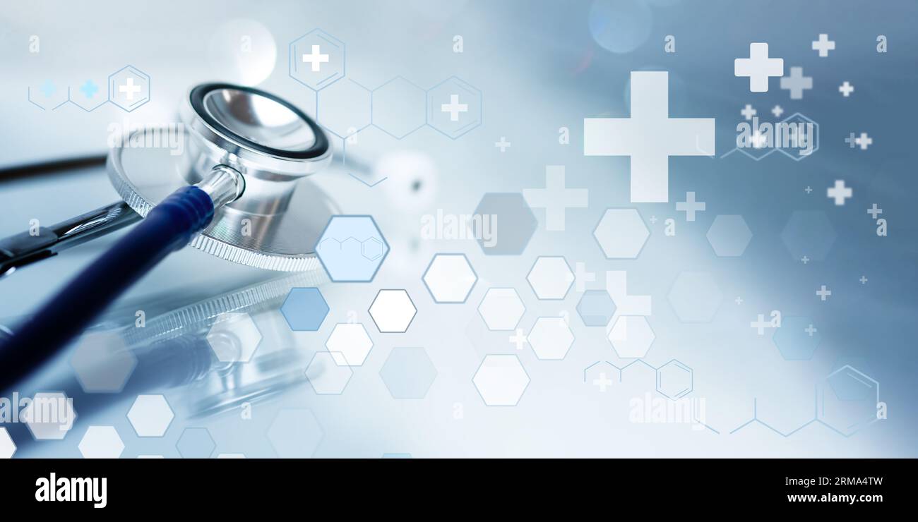 Concetto di tecnologia medica, stetoscopio con icone mediche sullo schermo virtuale per sfondo medico. Foto Stock