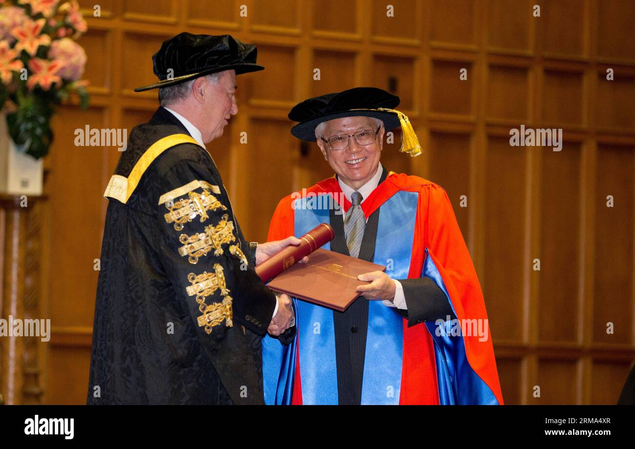 (140617) -- ADELAIDE, 17 giugno 2014 (Xinhua) -- Robert Hill (L), Cancelliere dell'Università di Adelaide, conferisce il dottorato onorario al presidente singaporiano Tony Tan Keng Yam presso l'Università di Adelaide ad Adelaide, Australia, 17 giugno 2014. Il presidente singaporiano Tony Tan Keng Yam ha ricevuto la più alta onorificenza dell'Università di Adelaide, Dottore dell'Università, martedì durante la sua visita di stato in Australia. (Xinhua/Hewitt Wang)(bxq) AUSTRALIA-ADELAIDE-SINGAPOREAN PRESIDENT-HONORARY DOCTORATE PUBLICATIONxNOTxINxCHN Adelaide 17 giugno 2014 XINHUA Robert Hill l Cancelliere dell'Università Foto Stock