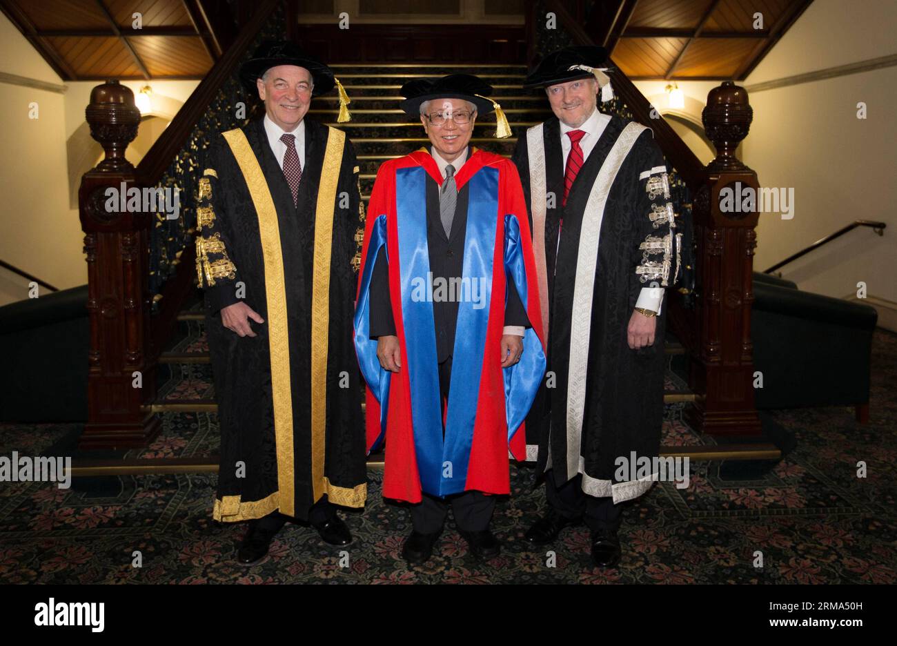 (140617) -- ADELAIDE, 17 giugno 2014 (Xinhua) -- il presidente singaporiano Tony Tan Keng Yam (C) posa per le foto con il cancelliere dell'Università di Adelaide Robert Hill (L) e il vice cancelliere Warren Bebbington all'Università di Adelaide ad Adelaide, Australia, 17 giugno 2014. Il presidente singaporiano Tony Tan Keng Yam ha ricevuto la più alta onorificenza dell'Università di Adelaide, Dottore dell'Università, martedì durante la sua visita di stato in Australia. (Xinhua/Hewitt Wang)(bxq) AUSTRALIA-ADELAIDE-SINGAPOREAN PRESIDENT-HONORARY DOCTORATE PUBLICATIONxNOTxINxCHN Adelaide 17 giugno 2014 XINHUA Singapore Foto Stock