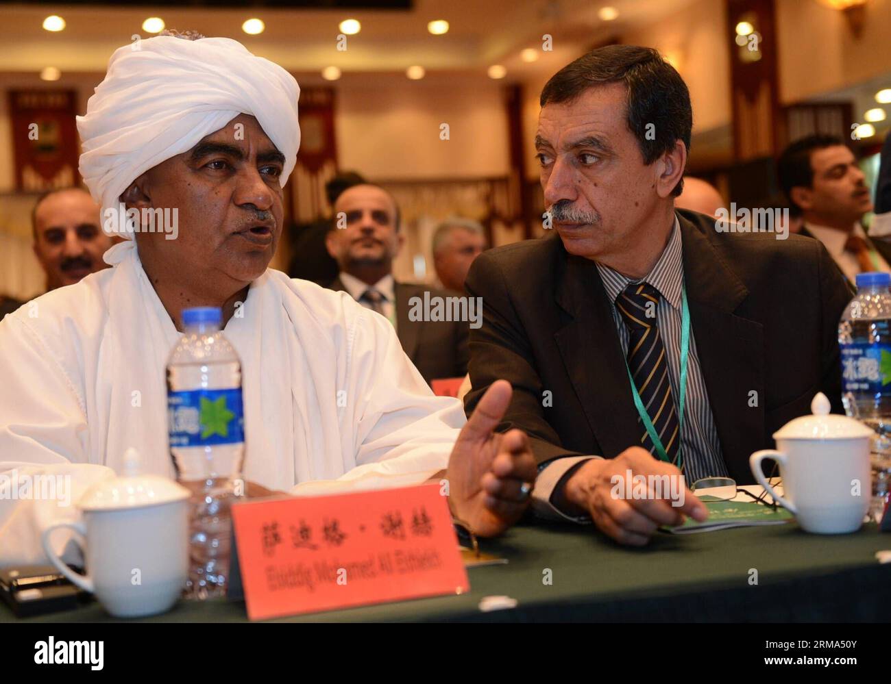 (140617) -- QUANZHOU, 17 giugno 2014 (Xinhua) -- Siddig Mohammed Ali Sheikh (L), rappresentante dello Stato di Khartoum del Sudan, colloqui con Mohamed Mokni, sindaco di Sousse, Tunisia, durante il primo Forum delle città arabo-cinesi a Quanzhou, provincia del Fujian della Cina sudorientale, 17 giugno 2014. (Xinhua/Zhang Guojun) (lmm) CINA-FUJIAN-QUANZHOU-ARAB-TOWNS-FORUM (CN) PUBLICATIONxNOTxINxCHN Quanzhou 17 giugno 2014 XINHUA Siddig Mohammed Ali Sheikh l un rappresentante dello Stato sudanese di Khartoum colloqui con Mohamed Mayor di Sousse Tunisia durante il primo Forum delle città arabe della Cina sudorientale a Quanzhou S Fujian P Foto Stock