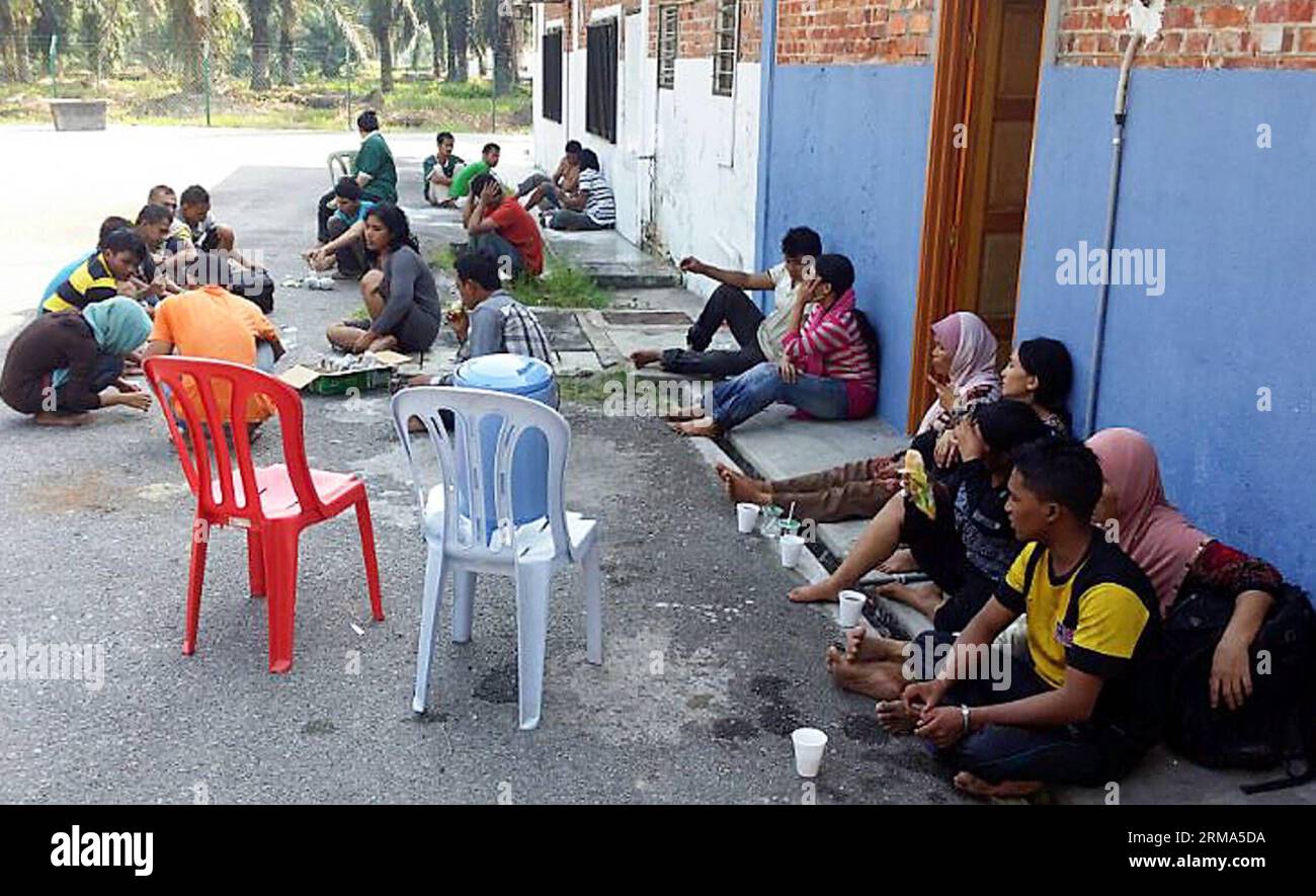 (140618) -- KUALA LUMPUR, 18 giugno 2014 (Xinhua) -- i sopravvissuti dell'incidente di affondamento della barca aspettano di essere identificati dalla polizia locale a Banting, Stato di Selangor, Malesia, 18 giugno 2014. Alle 13:45 ora locale di mercoledì, 35 persone erano ancora scomparse dopo che una barca che trasportava 97 stranieri affondò vicino a Sungai Air Hitam al largo della costa occidentale della Malesia. (Xinhua) (zw) MALESIA-INCIDENTE DI AFFONDAMENTO DI UNA BARCA PUBLICATIONxNOTxINxCHN Kuala Lumpur 18 giugno 2014 XINHUA Survivors of the Boat Sinking Accident attendono di essere identificati dalla polizia locale a Banting State di Selangor Malaysia 18 giugno 2014 a partire dal 13 45 PM Foto Stock