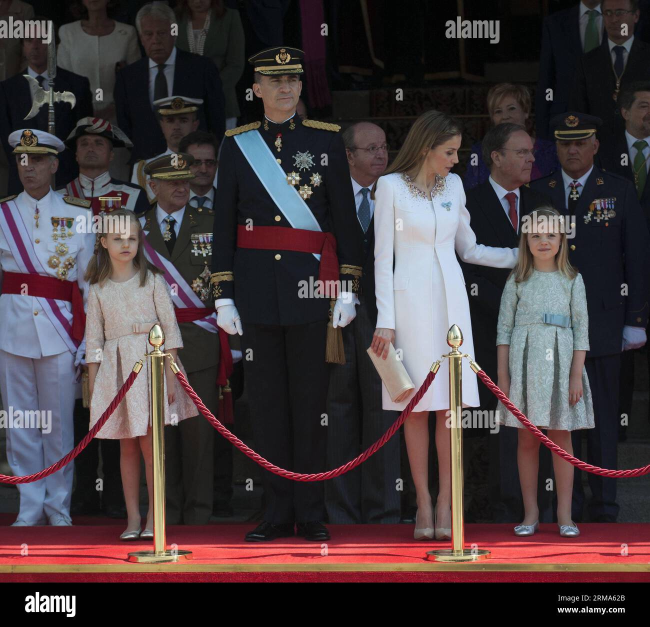 (140619) -- MADRID, 19 giugno 2014 (Xinhua) -- Re Filippo vi di Spagna (C), Regina Letizia di Spagna (2a R, fronte) e Principessa ereditaria spagnola delle Asturie Leonor (1a L, fronte) e Principessa spagnola Sofia (1a R, fronte) partecipano ad una revisione militare a Madrid, in Spagna, 19 giugno 2014. Felipe vi è stato incoronato giovedì nella camera bassa del parlamento. (Xinhua/Xie Haining) SPAIN-NEW KING-FELIPE vi PUBLICATIONxNOTxINxCHN Madrid 19 giugno 2014 XINHUA Spagna S Re Felipe vi C la Regina Letizia II fronte e la Principessa della Corona spagnola delle Asturie Leonor i fronte e la Principessa spagnola Sofia i fronte presenziano Foto Stock