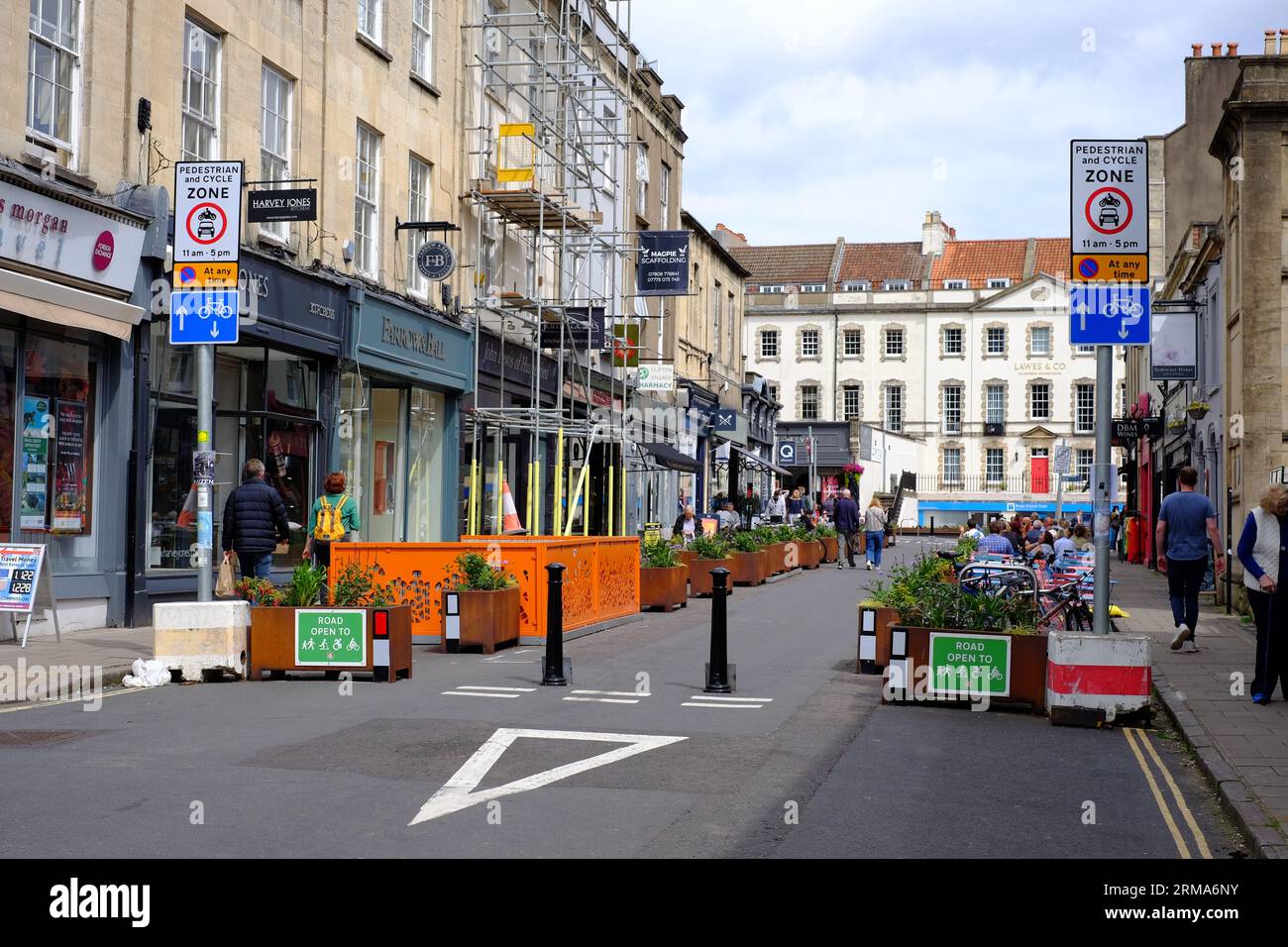 Strada chiusa ai veicoli a motore per creare un quartiere vivibile a basso traffico nel villaggio di Clifton, Bristol, Regno Unito Foto Stock