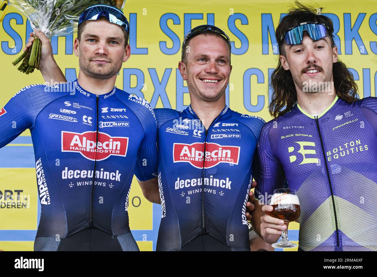 Merksem, Belgio. 27 agosto 2023. L'olandese David van der Poel di Alpecin-Deceuninck, il belga Lionel Taminiaux di Alpecin-Deceuninck e il neozelandese George Jackson di Bolton Equities Black hanno parlato sul podio dopo la gara d'élite maschile allo Schaal Sels Merksem criterium di Merksem, Anversa, domenica 27 agosto 2023. BELGA PHOTO GOYVAERTS Credit: Belga News Agency/Alamy Live News Foto Stock