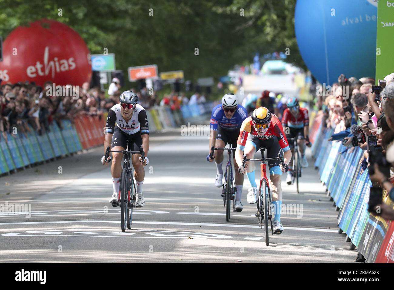 Bilzen, Belgio. 27 agosto 2023. Lo sloveno Matej Mohoric del Bahrain Victorious vince lo sprint al termine della quinta tappa, la tappa finale del tour ciclistico di Renewi, da Riemst a Bilzen (187 km), domenica 27 agosto 2023. Il tour ciclistico di Renewi si svolge dal 23 al 27 agosto. BELGA PHOTO NICOLAS MAETERLINCK Credit: Belga News Agency/Alamy Live News Foto Stock
