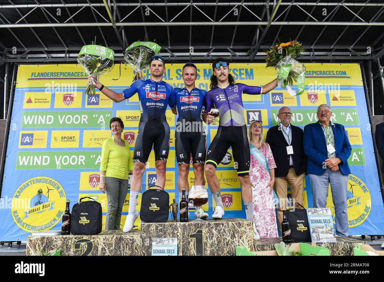 Merksem, Belgio. 27 agosto 2023. L'olandese David van der Poel di Alpecin-Deceuninck, il belga Lionel Taminiaux di Alpecin-Deceuninck e il neozelandese George Jackson di Bolton Equities Black hanno parlato sul podio dopo la gara d'élite maschile allo Schaal Sels Merksem criterium di Merksem, Anversa, domenica 27 agosto 2023. BELGA PHOTO GOYVAERTS Credit: Belga News Agency/Alamy Live News Foto Stock