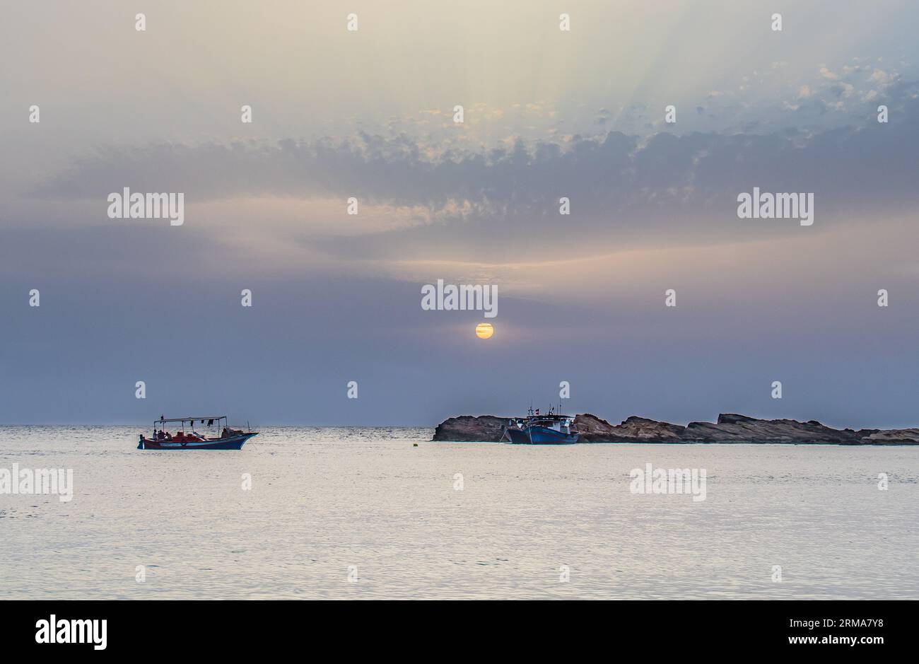 Avventure di pesca: Pescare in una piccola barca in mare in Tunisia, Nord Africa Foto Stock