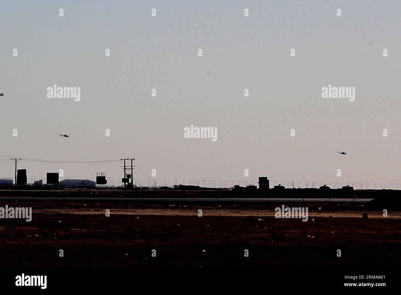 (140624) -- ATTRAVERSAMENTO AL KARAMAH, 24 giugno 2014 (Xinhua) -- due elicotteri militari giordani sono visti volare sopra l'area del confine tra Iraq e Giordania, il 23 giugno 2014. Lunedì la Giordania ha iniziato a mobilitare le forze lungo il confine con l'Iraq per evitare infiltrazioni di militanti sunniti in un peggioramento della situazione della sicurezza in Iraq. (Xinhua/Mohammad Abu Ghosh) (zjl) JORDAN-AL KARAMAH CROSSING-IRAQ-PREVENTION PUBLICATIONxNOTxINxCHN al Crossing 24 giugno 2014 XINHUA due elicotteri militari giordani sono laghi che sorvolano la zona di confine con la Giordania IL 23 giugno 2014 la Giordania ha iniziato lunedì Mobi Foto Stock