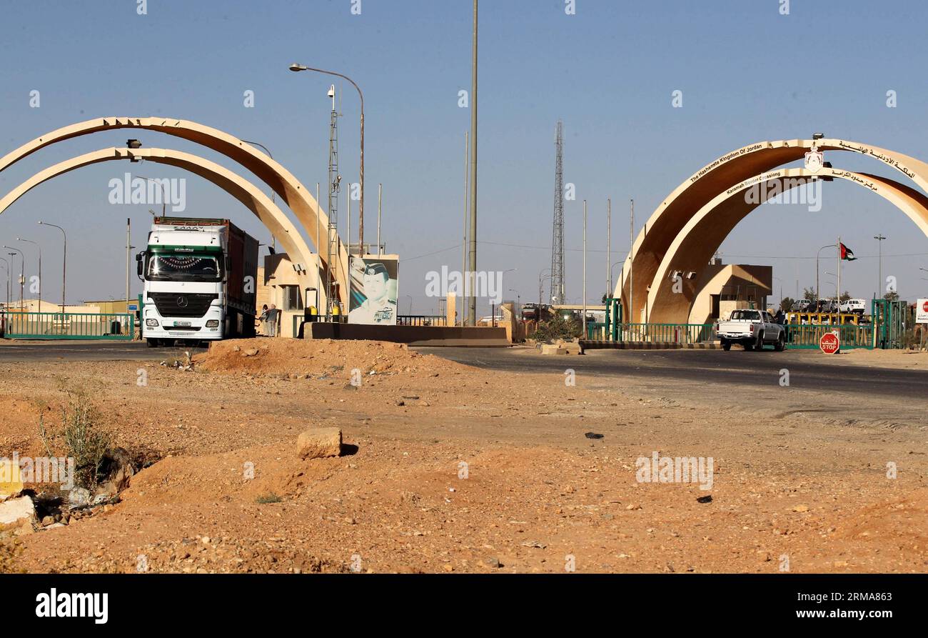 (140624) -- ATTRAVERSAMENTO DI AL KARAMAH, 24 giugno 2014 (Xinhua) -- Un camion è stato visto a al Karamah Crossing sul confine tra Iraq e Giordania, il 23 giugno 2014. Lunedì la Giordania ha iniziato a mobilitare le forze lungo il confine con l'Iraq per evitare infiltrazioni di militanti sunniti in un peggioramento della situazione della sicurezza in Iraq. (Xinhua/Mohammad Abu Ghosh) (zjl) JORDAN-AL KARAMAH CROSSING-IRAQ-PREVENTION PUBLICATIONxNOTxINxCHN al Crossing 24 giugno 2014 XINHUA un camion È Lakes AT al Crossing SUL confine con l'Iraq IL 23 giugno 2014 la Giordania ha iniziato a mobilitare le forze lungo il confine con l'Iraq per impedire qualsiasi di Foto Stock