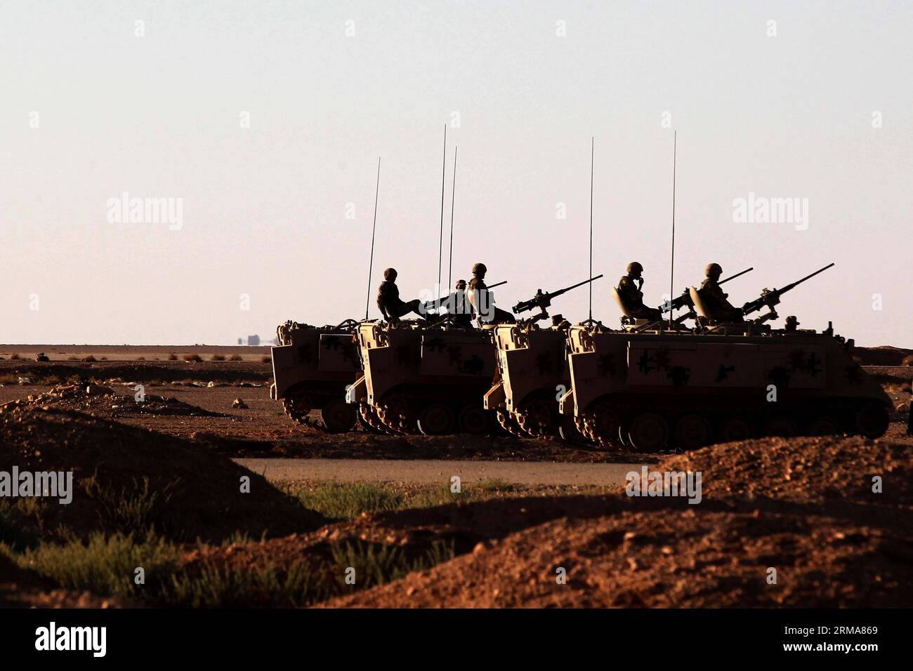 (140624) -- ATTRAVERSAMENTO DI AL KARAMAH, 24 giugno 2014 (Xinhua) -- soldati giordani sono visti sui loro carri armati militari vicino al Karamah Crossing sul confine tra Iraq e Giordania, il 23 giugno 2014. Lunedì la Giordania ha iniziato a mobilitare le forze lungo il confine con l'Iraq per evitare infiltrazioni di militanti sunniti in un peggioramento della situazione della sicurezza in Iraq. (Xinhua/Mohammad Abu Ghosh) (zjl) GIORDANIA-AL KARAMAH ATTRAVERSAMENTO-IRAQ-PREVENZIONE PUBLICATIONxNOTxINxCHN al attraversamento 24 giugno 2014 i soldati giordani di XINHUA sono laghi SUI loro carri armati militari vicino al Crossing SUL confine con l'Iraq IL 23 giugno 201 Foto Stock
