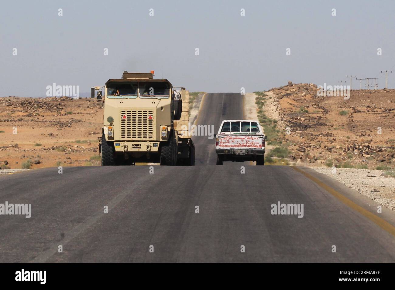 (140624) -- ATTRAVERSAMENTO DI AL KARAMAH, 24 giugno 2014 (Xinhua) -- Un veicolo militare giordano è visto vicino ad al Karamah Crossing sul confine tra Iraq e Giordania, il 23 giugno 2014. Lunedì la Giordania ha iniziato a mobilitare le forze lungo il confine con l'Iraq per evitare infiltrazioni di militanti sunniti in un peggioramento della situazione della sicurezza in Iraq. (Xinhua/Mohammad Abu Ghosh) (zjl) JORDAN-AL KARAMAH CROSSING-IRAQ-PREVENTION PUBLICATIONxNOTxINxCHN al Crossing 24 giugno 2014 XINHUA un veicolo militare giordano È Lakes near al Crossing ON Iraq Jordan border IL 23 giugno 2014 la Giordania ha iniziato a mobilitare le forze lunedì Foto Stock