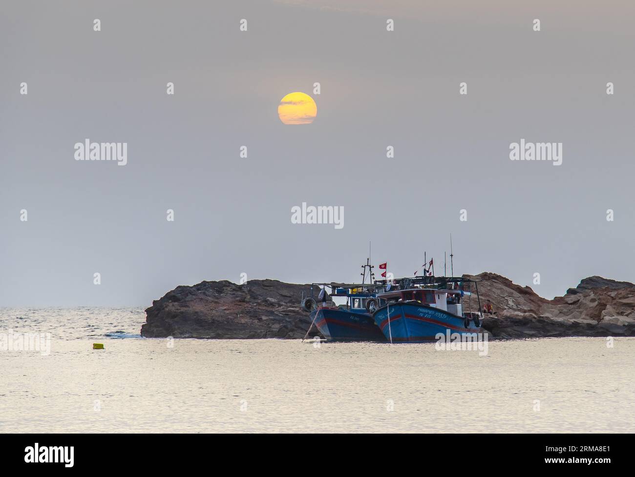 Avventure di pesca: Pescare in una piccola barca in mare in Tunisia, Nord Africa Foto Stock