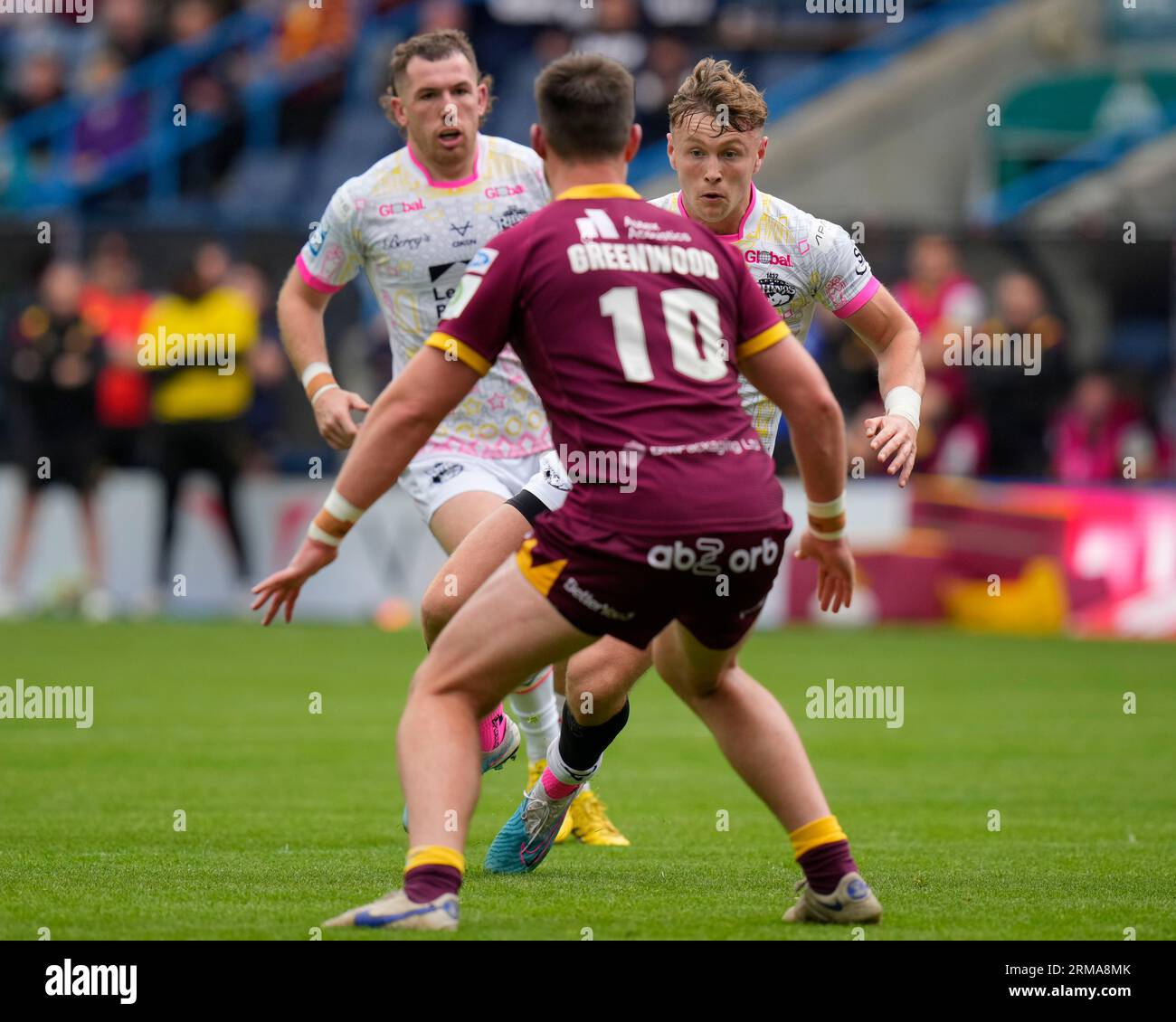 Huddersfield, Regno Unito. 27 agosto 2023. Harry Newman #3 dei Leeds Rhinos corre a Joe Greenwood #10 degli Huddersfield Giants durante la partita Betfred Super League Round 23 Huddersfield Giants vs Leeds Rhinos al John Smith's Stadium, Huddersfield, Regno Unito, 27 agosto 2023 (foto di Steve Flynn/News Images) a Huddersfield, Regno Unito il 27/2023. (Foto di Steve Flynn/News Images/Sipa USA) credito: SIPA USA/Alamy Live News Foto Stock