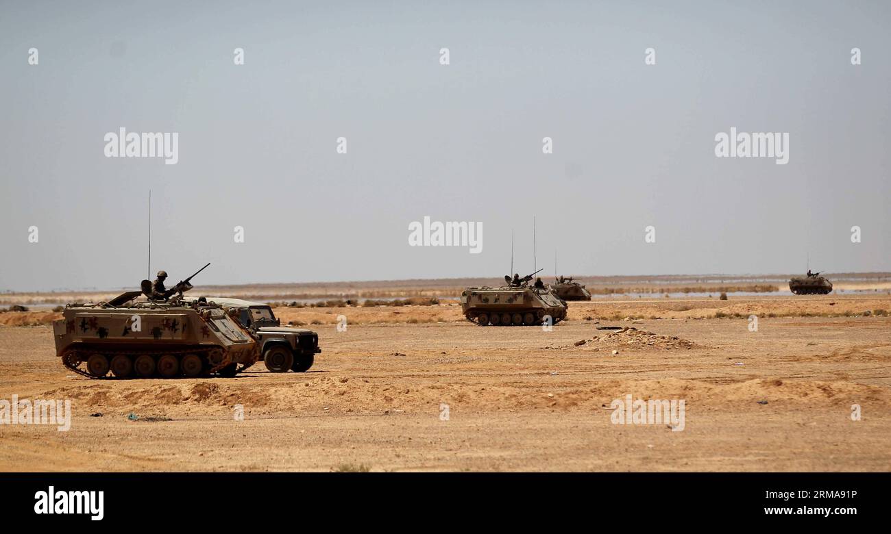 (140625) -- AMMAN, 25 giugno 2014 (Xinhua) -- soldati giordani sorvegliano l'area al confine Giordano-Iraq il 25 giugno 2014. La Giordania ha iniziato a mobilitare forze lungo il confine con l'Iraq per prevenire infiltrazioni di militanti sunniti in un contesto di deterioramento della sicurezza. (Xinhua/Mohammad Abu Ghosh) SICUREZZA GIORDANIA-AMMAN-FRONTIERA PUBLICATIONxNOTxINxCHN Amman giugno 25 2014 i soldati giordani di XINHUA sorvegliano la zona AL confine con la Giordania Iraq IL 25 giugno 2014 la Giordania ha iniziato a mobilitare forze lungo il confine con l'Iraq per prevenire qualsiasi militante sunnita in caso di deterioramento della situazione di sicurezza XIN Foto Stock