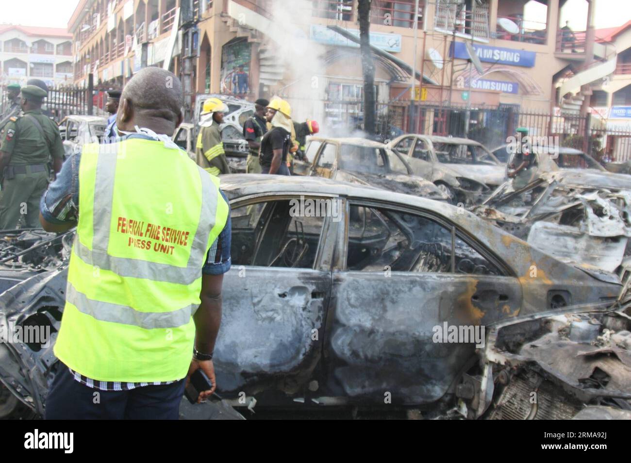 Le auto danneggiate sono state osservate nel sito di un'esplosione bomba nella zona centrale degli affari della capitale nigeriana Abuja, il 25 giugno 2014. Almeno 19 persone sono state uccise e altre 52 ferite in un attentato dinamitardo che ha scosso la zona di Wuse ad Abuja mercoledì. (Xinhua/Olatunji Obasa) NIGERIA-ABUJA-EXPLOSION-CASUALTY PUBLICATIONxNOTxINxCHN le auto danneggiate sono laghi sul sito di un'esplosione bomba nella Central Business area nella capitale della Nigeria Abuja IL 25 2014 giugno almeno 19 celebrità sono state UCCISE e altre 52 sono rimaste ferite in un attacco bomba Thatcher Rocked Wuse area di Abuja mercoledì XINHUA Olatunj Foto Stock