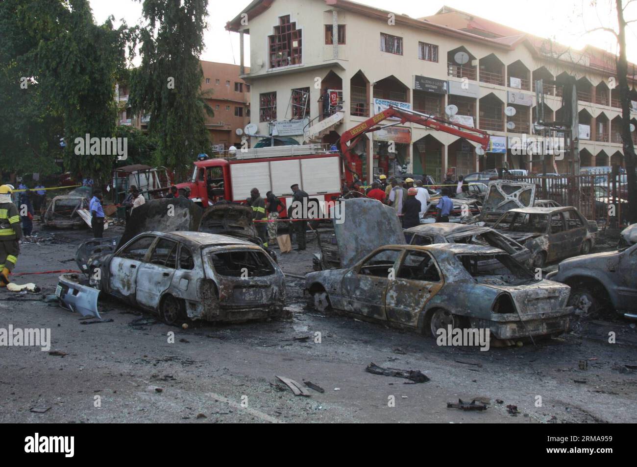 Le auto danneggiate sono state osservate nel sito di un'esplosione bomba nella zona centrale degli affari della capitale nigeriana Abuja, il 25 giugno 2014. Almeno 19 persone sono state uccise e altre 52 ferite in un attentato dinamitardo che ha scosso la zona di Wuse ad Abuja mercoledì. (Xinhua/Olatunji Obasa) NIGERIA-ABUJA-EXPLOSION-CASUALTY PUBLICATIONxNOTxINxCHN le auto danneggiate sono laghi sul sito di un'esplosione bomba nella Central Business area nella capitale della Nigeria Abuja IL 25 2014 giugno almeno 19 celebrità sono state UCCISE e altre 52 sono rimaste ferite in un attacco bomba Thatcher Rocked Wuse area di Abuja mercoledì XINHUA Olatunj Foto Stock