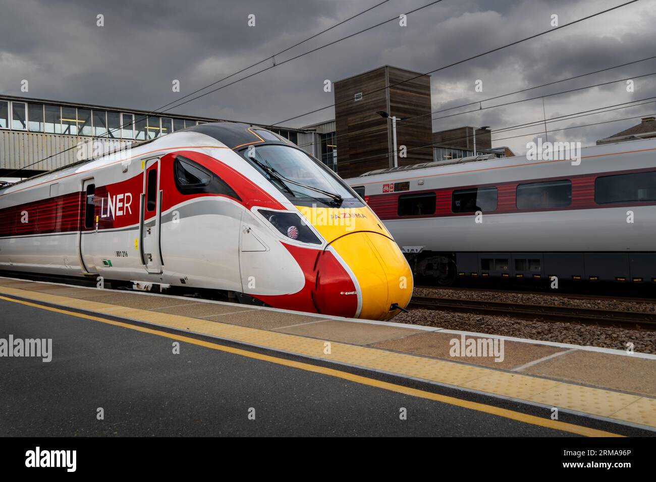 PETERBOROUGH, REGNO UNITO - 18 AGOSTO 2023. Un treno ad alta velocità Hitachi Azuma AT300 Intercity con livrea LNER pronto a partire dal binario di Peterb Foto Stock