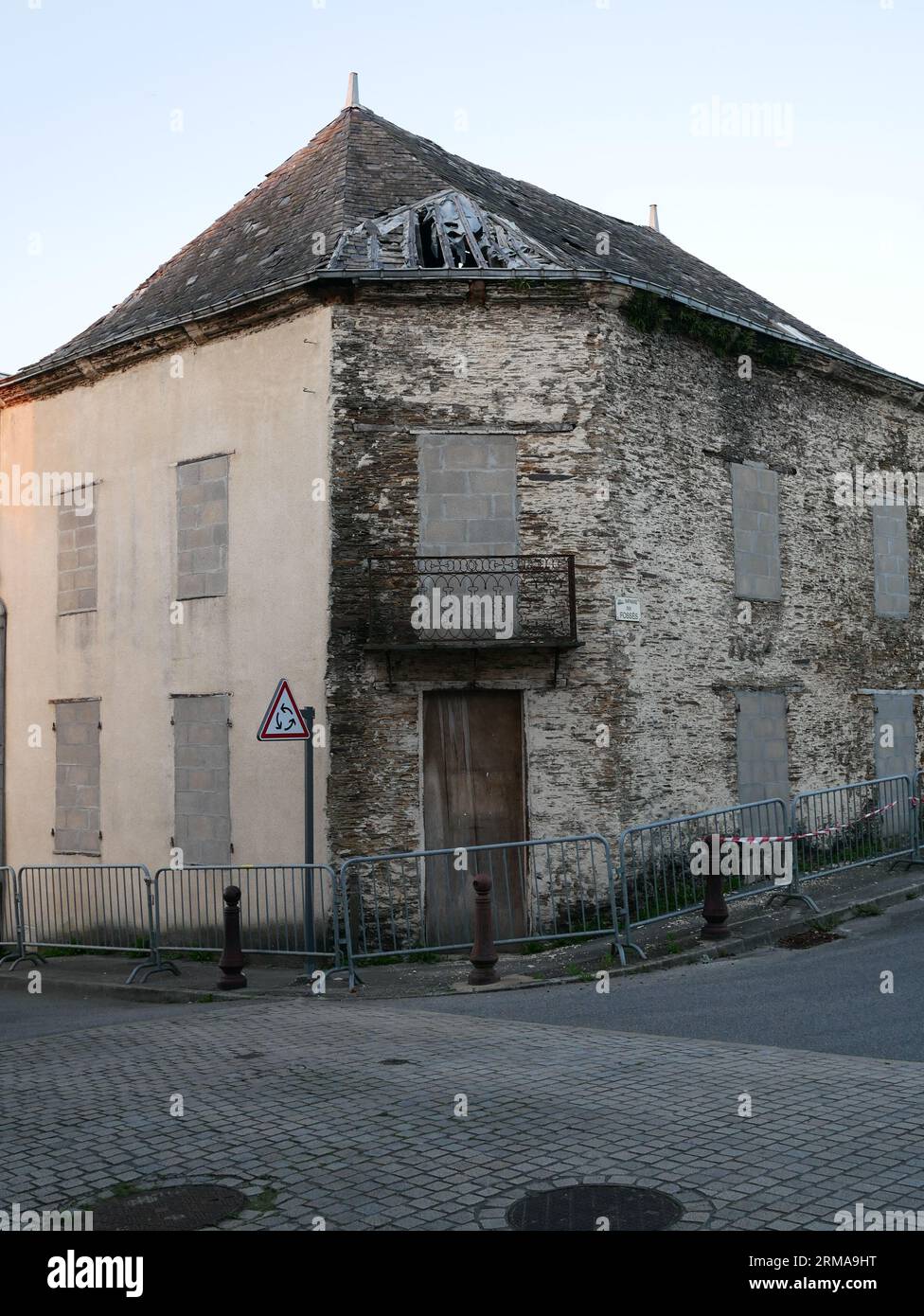 Vecchia casa di città in Francia pronta per essere ristrutturata. Pouance, Francia. Foto Stock