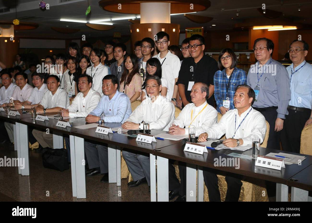 (140627) -- KAOHSIUNG, 27 giugno 2014 (Xinhua) -- Zhang Zhijun (fronte 3rd R), capo dell'Ufficio affari di Taiwan del Consiglio di Stato della Cina, posa per una foto di gruppo con insegnanti e studenti durante la sua visita all'Università i-Shou di Kaohsiung, Taiwan sud-orientale della Cina, 27 giugno 2014. (Xinhua/Wang Shen) (hdt) CHINA-KAOHSIUNG-ISU-ZHANG ZHIJUN-VISIT (CN) PUBLICATIONxNOTxINxCHN Kaohsiung giugno 27 2014 XINHUA Zhang Zhijun terzo capo del fronte dell'Ufficio affari di TAIWAN del Consiglio di Stato cinese posa per una foto di gruppo con insegnanti e studenti durante la sua visita ALL'Università i Shou di Kaohsiung Sud Foto Stock