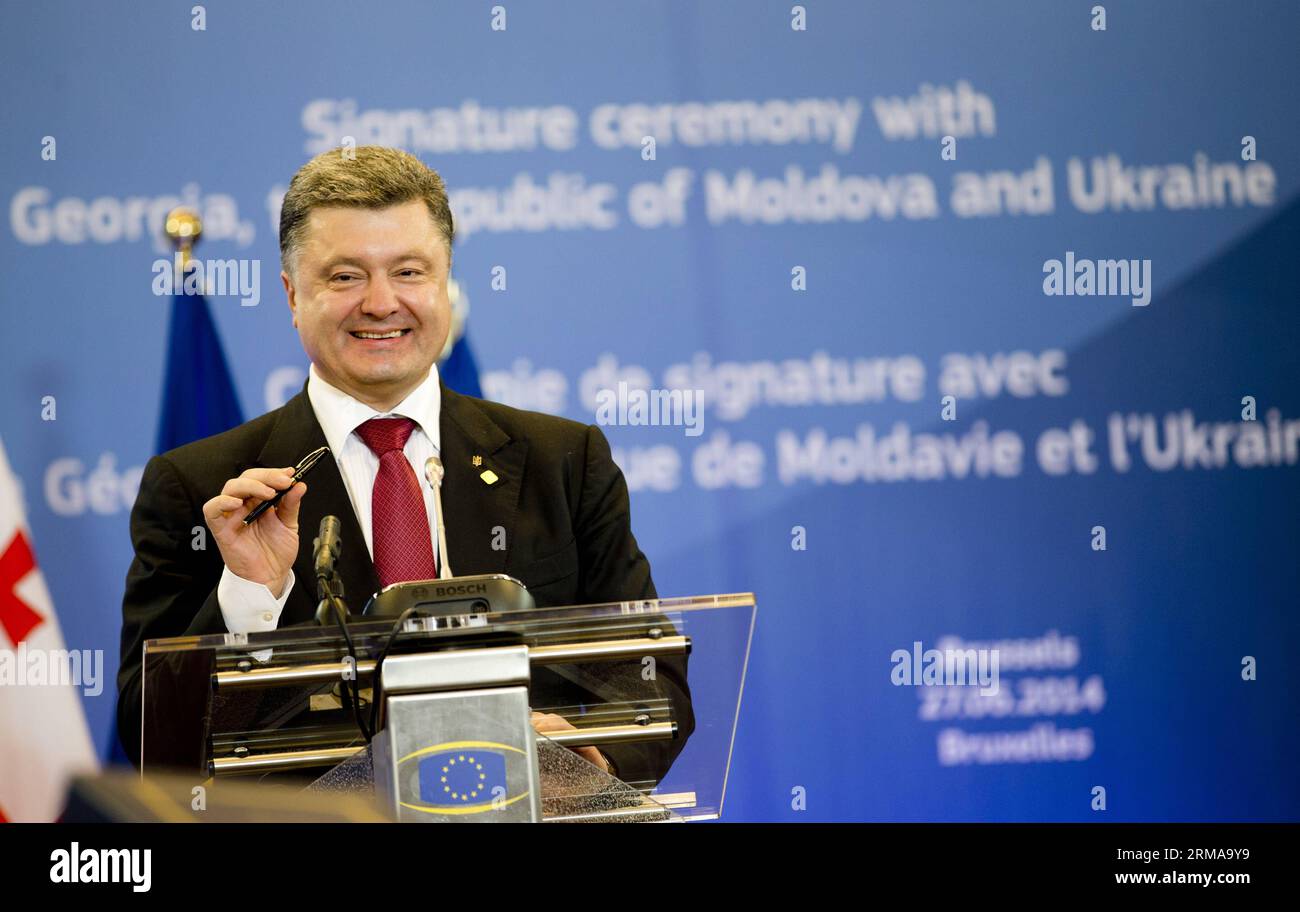 (140627) -- BRUXELLES, 27 giugno 2014 (Xinhua) -- il presidente ucraino Petro Poroshenko parla durante la cerimonia della firma, a Bruxelles, in Belgio, il 27 giugno 2014. Venerdì l'Unione europea (UE) ha firmato gli accordi di associazione con Ucraina, Georgia e Moldova allo scopo di approfondire i legami politici ed economici con le tre ex repubbliche sovietiche (Xinhua/Consiglio dell'Unione europea) (lyi) NESSUN USO COMMERCIALE BELGIO-BRUXELLES-UE-UCRAINA-GEORGIA-MOLDOVA-ACCORDI PUBLICATIONxNOTxINxCHN Bruxelles giugno 27 2014 XINHUA parla il presidente ucraino Petro Poroshenko durante la cerimonia della firma Foto Stock