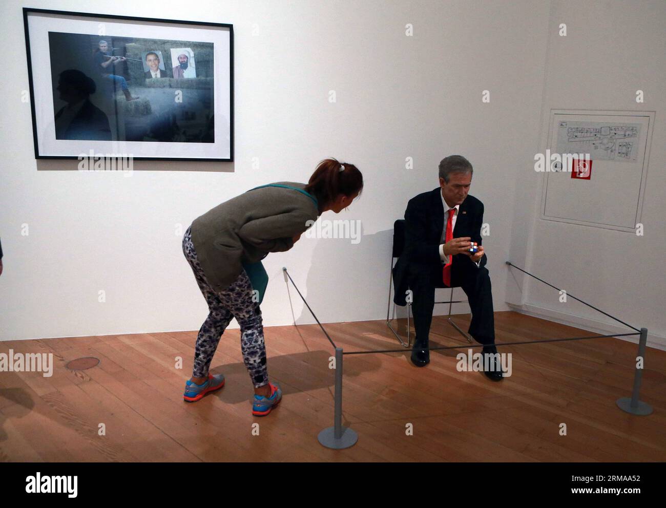 Una donna fa visita ai PAPARAZZI! FOTOGRAFEN, STARS UND KUNSTLER mostra fotografica alla galleria d'arte Schirn Kunsthalle di Francoforte, Germania, il 27 maggio 2014. La mostra è stata inaugurata venerdì e durerà fino al 12 ottobre. (Xinhua/Luo Huanhuan) GERMANIA-FRANCOFORTE-PAPARAZZI MOSTRA FOTOGRAFICA PUBLICATIONxNOTxINxCHN a Woman Visitors the Paparazzi Photographers Stars and Artists Mostra fotografica PRESSO la Schirn Kunsthalle Art Gallery di Francoforte Germania IL 27 2014 maggio la mostra è stata inaugurata venerdì e avrebbe caricato fino al 12 ottobre XINHUA Luo HUANHUAN Germania Francoforte Paparazzi Photo Exhibition PUBLICATIONXNOTXINCHN Foto Stock