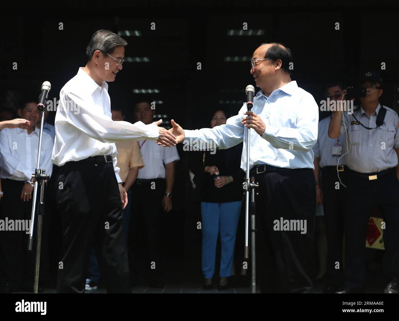 (140628) -- TAICHUNG, 28 giugno 2014 (Xinhua) -- Zhang Zhijun (L), direttore dell'Ufficio affari di Taiwan del Consiglio di Stato della Cina, incontra il sindaco della città di Taichung Jason Hu a Taichung, Cina sudorientale, Taiwan, 28 giugno 2014. (Xinhua/Wang Shen) (wf) RIUNIONE CHINA-TAICHUNG-ZHANG ZHIJUN (CN) PUBLICATIONxNOTxINxCHN Taichung giugno 28 2014 XINHUA Zhang Zhijun l Direttore dell'Ufficio affari DI TAIWAN del Consiglio di Stato cinese incontra il sindaco della città di Taichung Jason HU a Taichung Cina sudorientale TAIWAN giugno 28 2014 XINHUA Wang Shen WF Cina Taichung Zhang Zhijun riunione CN PUBLICATIONxNOTxINxCHN Foto Stock