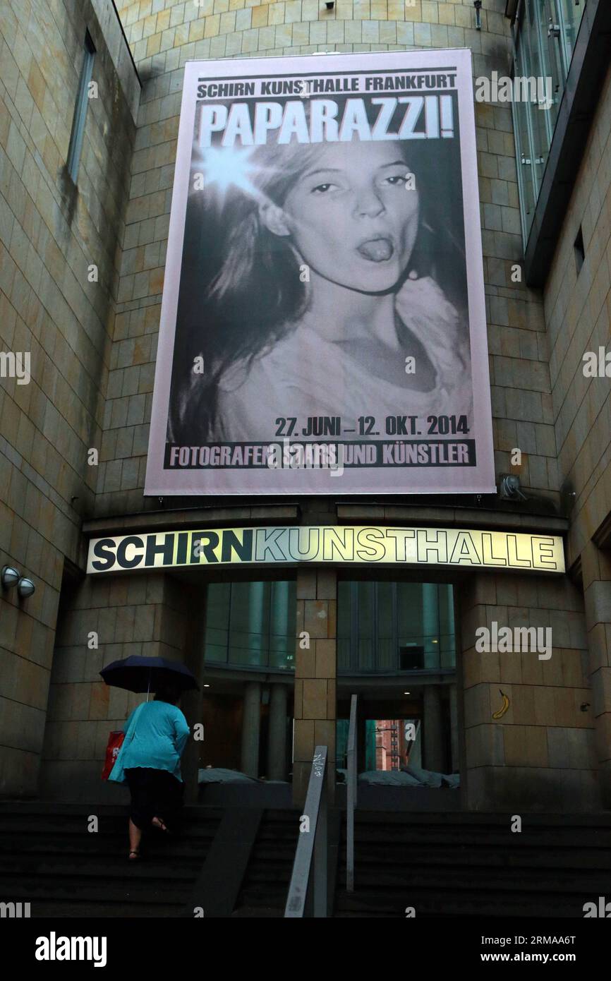 Arriva una donna a visitare i PAPARAZZI! FOTOGRAFEN, STARS UND KUNSTLER mostra fotografica alla galleria d'arte Schirn Kunsthalle di Francoforte, Germania, il 27 maggio 2014. La mostra è stata inaugurata venerdì e durerà fino al 12 ottobre. (Xinhua/Luo Huanhuan) GERMANIA-FRANCOFORTE-PAPARAZZI MOSTRA FOTOGRAFICA PUBLICATIONxNOTxINxCHN una donna arriva a visitare la Paparazzi Photographers Stars and Artists Mostra fotografica PRESSO LA Schirn Kunsthalle Art Gallery di Francoforte Germania IL 27 2014 maggio la mostra è stata inaugurata venerdì e avrebbe caricato fino al 12 ottobre XINHUA Luo Huanhuan Germania Frankfurt Paparazzi Photo Exhibition PUBLI Foto Stock