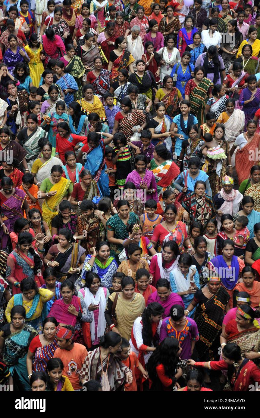 (140629) -- DACCA, 29 giugno 2014 (Xinhua) -- gli indù del Bangladesh partecipano a una grande manifestazione durante la celebrazione di Rath Yatra o del Chariot Festival a Dacca, Bangladesh, 29 giugno 2014. (Xinhua/Shariful Islam)(bxq) BANGLADESH-DHAKA-FESTIVAL-RALLY PUBLICATIONxNOTxINxCHN Dhaka giugno 29 2014 le celebrità indù di XINHUA Bangladesh partecipano a un grande raduno durante la celebrazione di Rath Yatra o il Chariot Festival a Dacca Bangladesh giugno 29 2014 XINHUA Shariful Islam Bangladesh Dhaka Festival Rally PUBLICATIONCHN TxINCHN Foto Stock