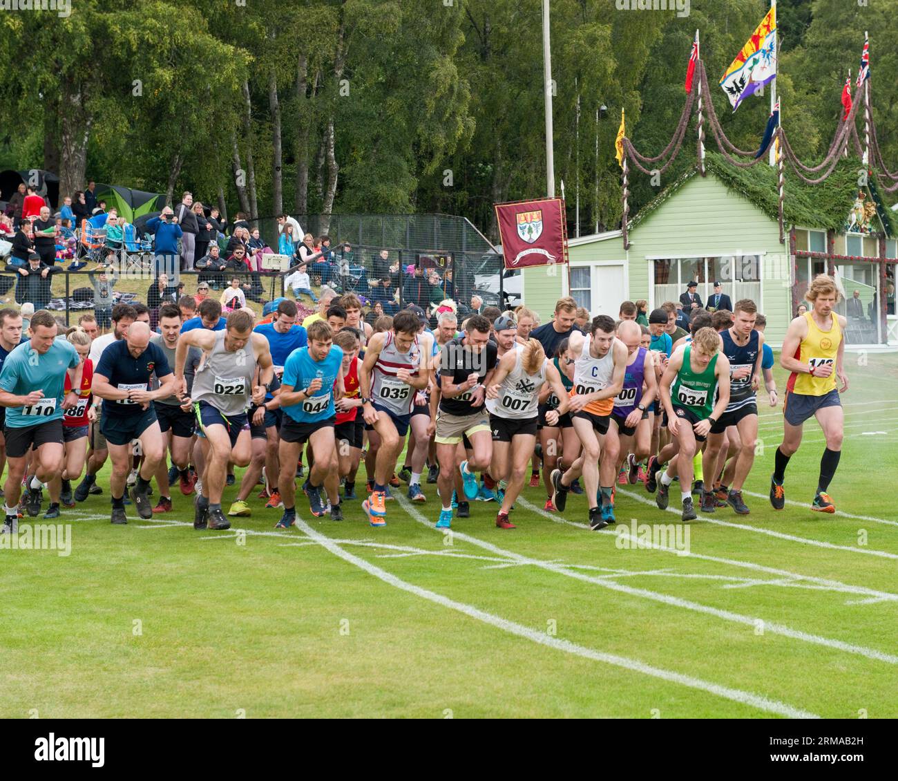 Inizia la Gathering Hill Race al Braemar Gathering, Highland Games, Scozia Foto Stock