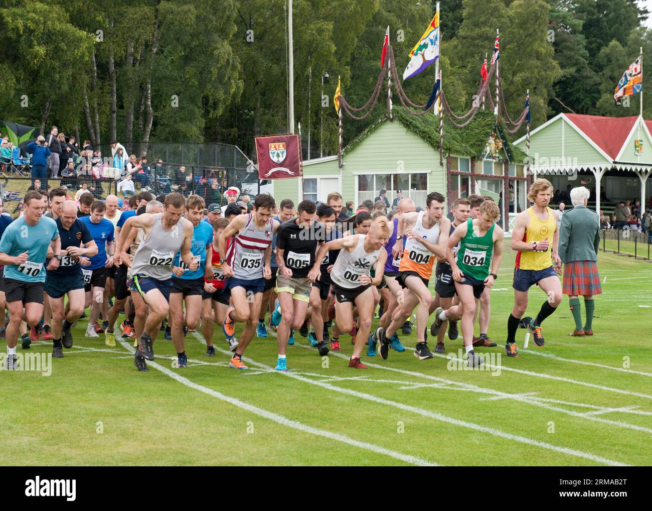 Inizia la Gathering Hill Race al Braemar Gathering, Highland Games, Scozia Foto Stock