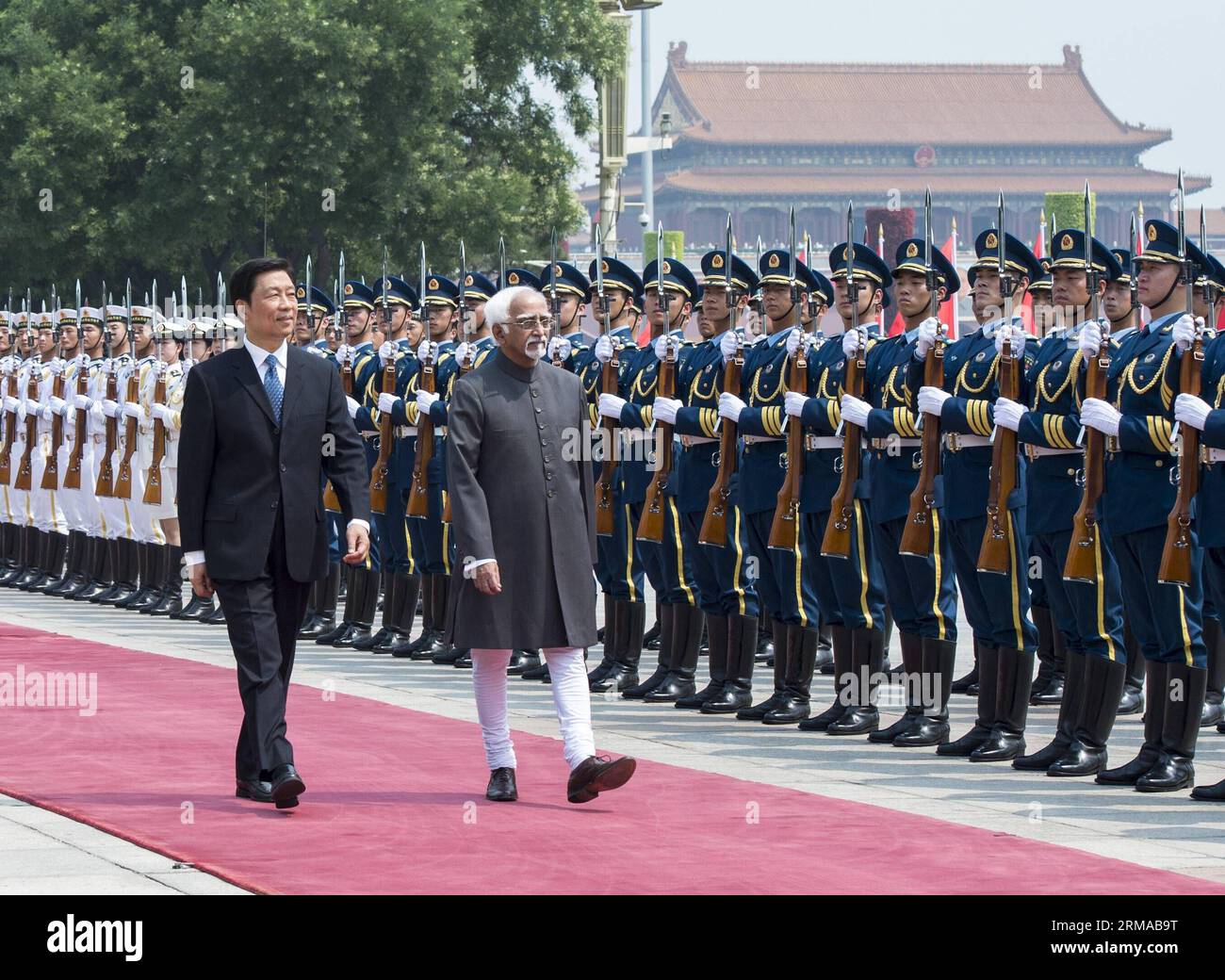 Il vicepresidente cinese li Yuanchao (L) e il vicepresidente indiano Mohammad Hamid Ansari ispezionano le guardie d'onore cinesi durante una cerimonia di benvenuto all'esterno della grande sala del popolo a Pechino, capitale della Cina, il 30 giugno 2014. (Xinhua/Wang Ye) (lfj) CHINA-BEIJING-li YUANCHAO-INDIAN VP-WELCOME CEREMONY (CN) PUBLICATIONxNOTxINxCHN il Vice Presidente cinese Left Yuan Chao l e il Vice Presidente indiano Mohammad Hamid Ansari ispezionano le guardie D'ONORE cinesi durante una cerimonia di benvenuto fuori dalla sala grande delle celebrità di Pechino capitale della Cina giugno 30 2014 XINHUA Wang Ye China Beijing ha lasciato Pechino Yua Foto Stock