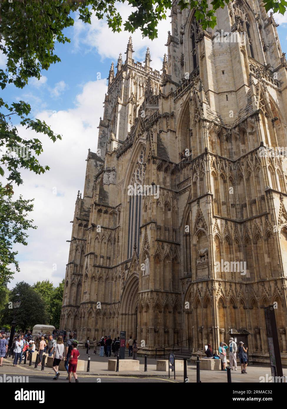 York Minster fronte ovest, turisti Foto Stock