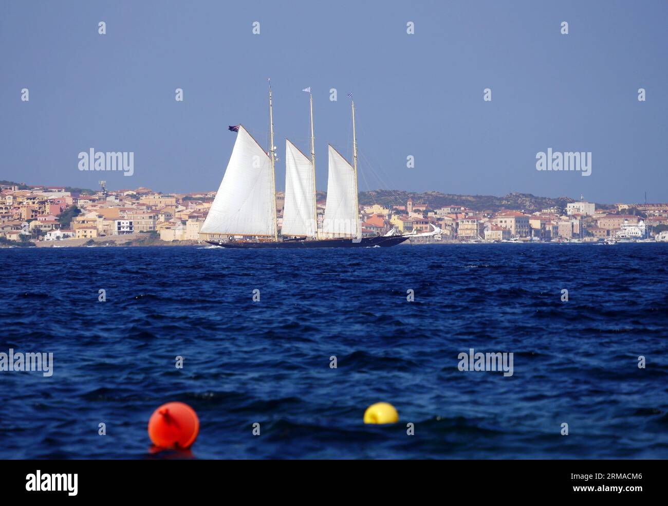 Nave di lusso ATLANTIC in transito tra Palau e l'isola di la Maddalena, Sardegna, Italia Foto Stock
