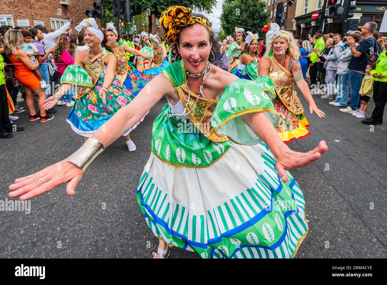 Londra, Regno Unito. 27 agosto 2023. Il primo gruppo di ballo dei giorni sfilata ufficiale - la domenica del Carnevale di Notting Hill, tradizionalmente giorno dei bambini. L'evento annuale per le strade del Royal Borough di Kensington e Chelsea, durante il fine settimana festivo di agosto. È guidato da membri della comunità britannica delle Indie occidentali e attrae circa un milione di persone all'anno, rendendolo uno dei più grandi festival di strada del mondo. Crediti: Guy Bell/Alamy Live News Foto Stock