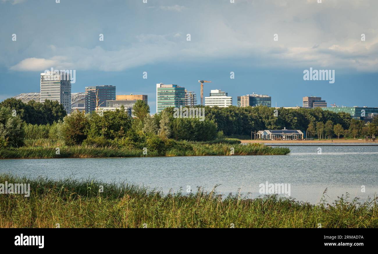 Skyline di Amsterdam Zuidoost visto dal lago Ouderkerkerplas Foto Stock