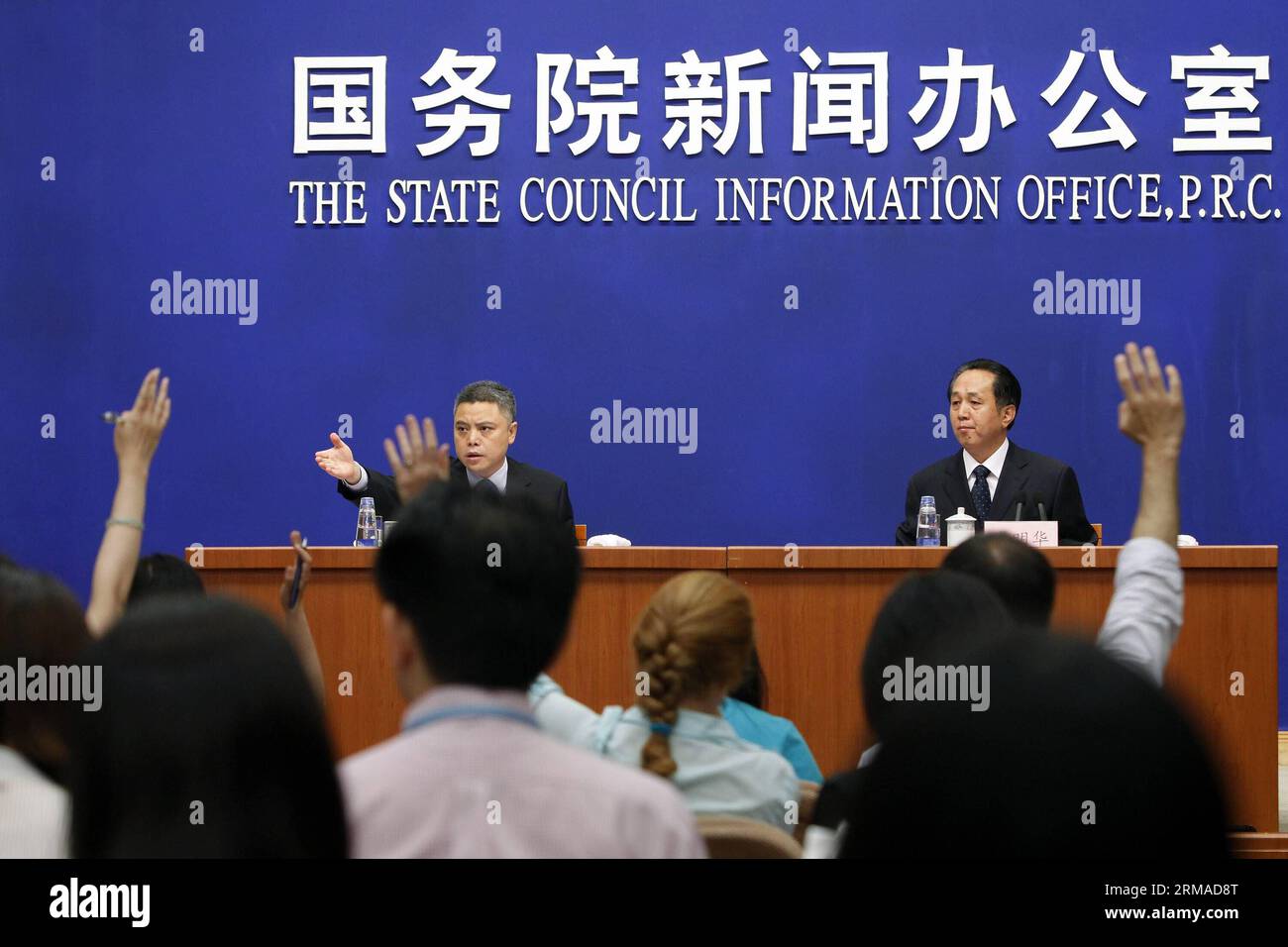 (140703) -- PECHINO, 3 luglio 2014 (Xinhua) -- li Minghua (R), vicedirettore dell'Amministrazione degli archivi di Stato della Cina, partecipa a una conferenza stampa a Pechino, capitale della Cina, il 3 luglio 2014. Le confessioni fatte da 45 criminali di guerra giapponesi processati e condannati dai tribunali militari in Cina dopo la seconda guerra mondiale (seconda guerra mondiale) saranno pubblicate sul sito web dell'amministrazione degli archivi di Stato cinesi da giovedì, che è il http://61.135.203.68/rbzf. Le confessioni scritte a mano, insieme alle traduzioni e agli abstract in cinese e inglese, saranno pubblicate da uno al giorno per 45 giorni al giorno Foto Stock