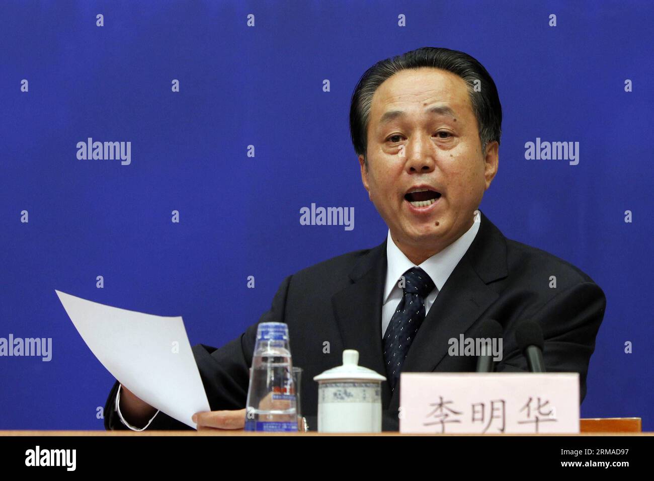 (140703) -- PECHINO, 3 luglio 2014 (Xinhua) -- li Minghua, vice direttore dell'Amministrazione degli archivi di Stato della Cina, parla durante una conferenza stampa a Pechino, capitale della Cina, il 3 luglio 2014. Le confessioni fatte da 45 criminali di guerra giapponesi processati e condannati dai tribunali militari in Cina dopo la seconda guerra mondiale (seconda guerra mondiale) saranno pubblicate sul sito web dell'amministrazione degli archivi di Stato cinesi da giovedì, che è il http://61.135.203.68/rbzf. Le confessioni scritte a mano, insieme a traduzioni e abstract in cinese e inglese, saranno pubblicate da uno al giorno per 45 giorni p Foto Stock