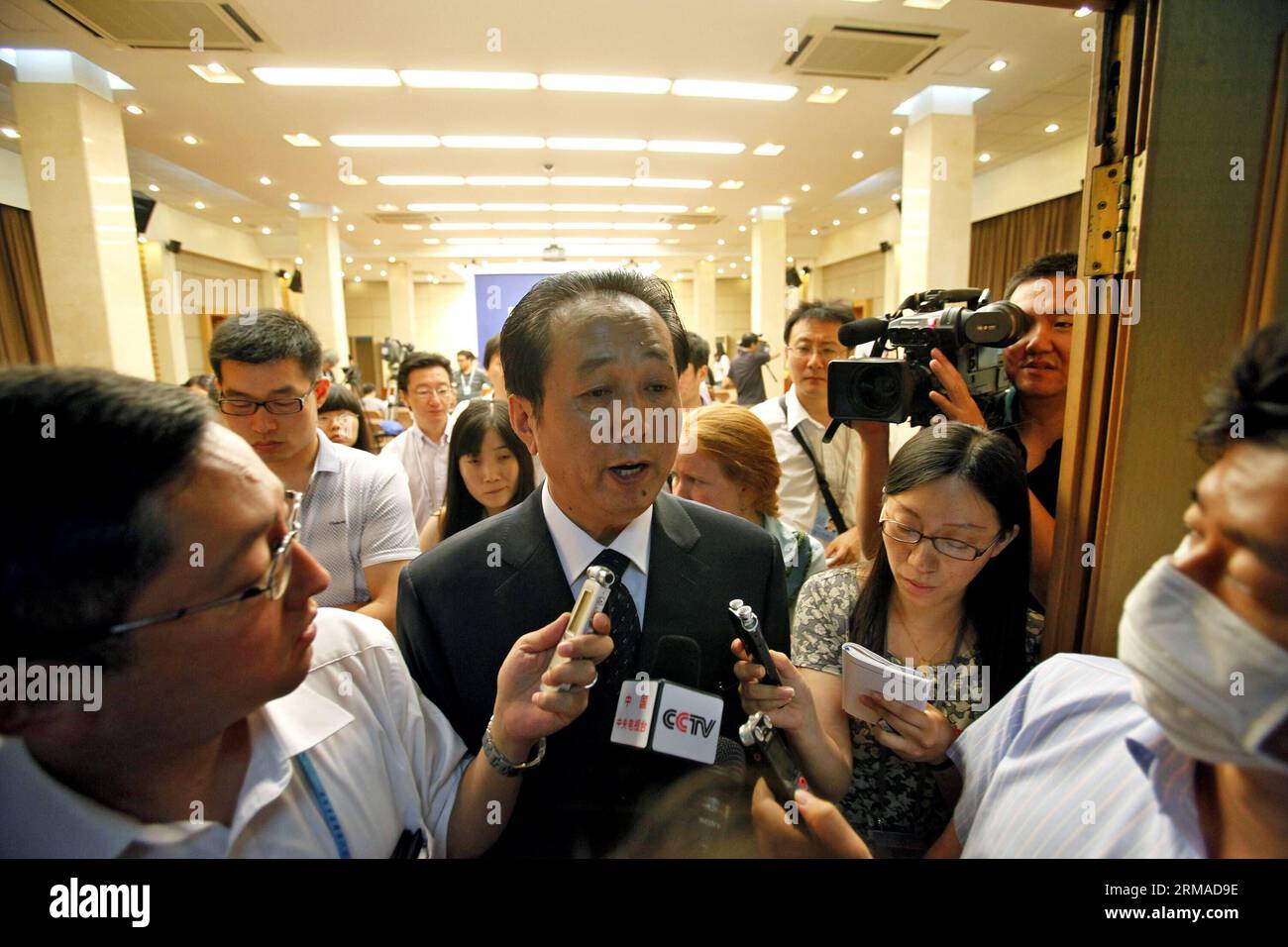 (140703) -- PECHINO, 3 luglio 2014 (Xinhua) -- li Minghua (C), vice direttore dell'Amministrazione degli archivi di Stato della Cina, parla ai media dopo una conferenza stampa a Pechino, capitale della Cina, il 3 luglio 2014. Le confessioni fatte da 45 criminali di guerra giapponesi processati e condannati dai tribunali militari in Cina dopo la seconda guerra mondiale (seconda guerra mondiale) saranno pubblicate sul sito web dell'amministrazione degli archivi di Stato cinesi da giovedì, che è il http://61.135.203.68/rbzf. Le confessioni scritte a mano, insieme a traduzioni e abstract in cinese e inglese, saranno pubblicate da una al giorno Foto Stock