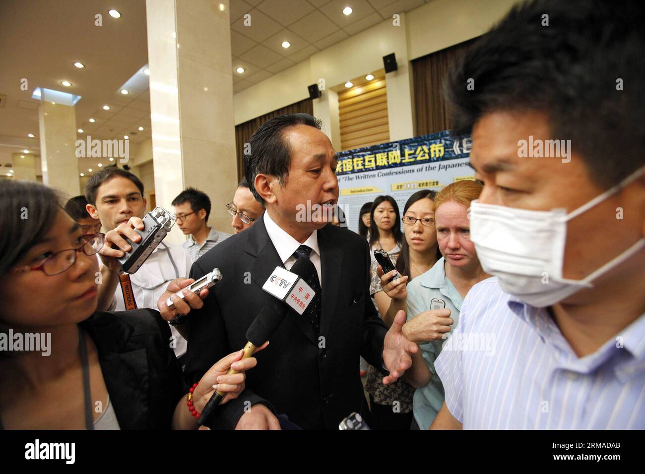 (140703) -- PECHINO, 3 luglio 2014 (Xinhua) -- li Minghua (C), vice direttore dell'Amministrazione degli archivi di Stato della Cina, parla ai media dopo una conferenza stampa a Pechino, capitale della Cina, il 3 luglio 2014. Le confessioni fatte da 45 criminali di guerra giapponesi processati e condannati dai tribunali militari in Cina dopo la seconda guerra mondiale (seconda guerra mondiale) saranno pubblicate sul sito web dell'amministrazione degli archivi di Stato cinesi da giovedì, che è il http://61.135.203.68/rbzf. Le confessioni scritte a mano, insieme a traduzioni e abstract in cinese e inglese, saranno pubblicate da una al giorno Foto Stock