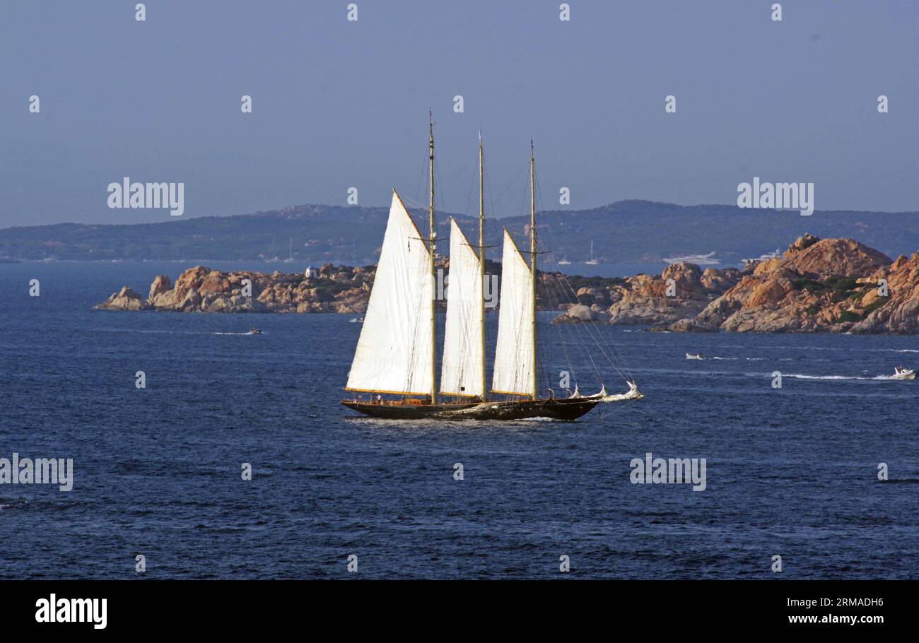 Nave Luxurt ATLANTIC in transito tra Palau e l'isola di la Maddalena, Sardegna, Italia Foto Stock