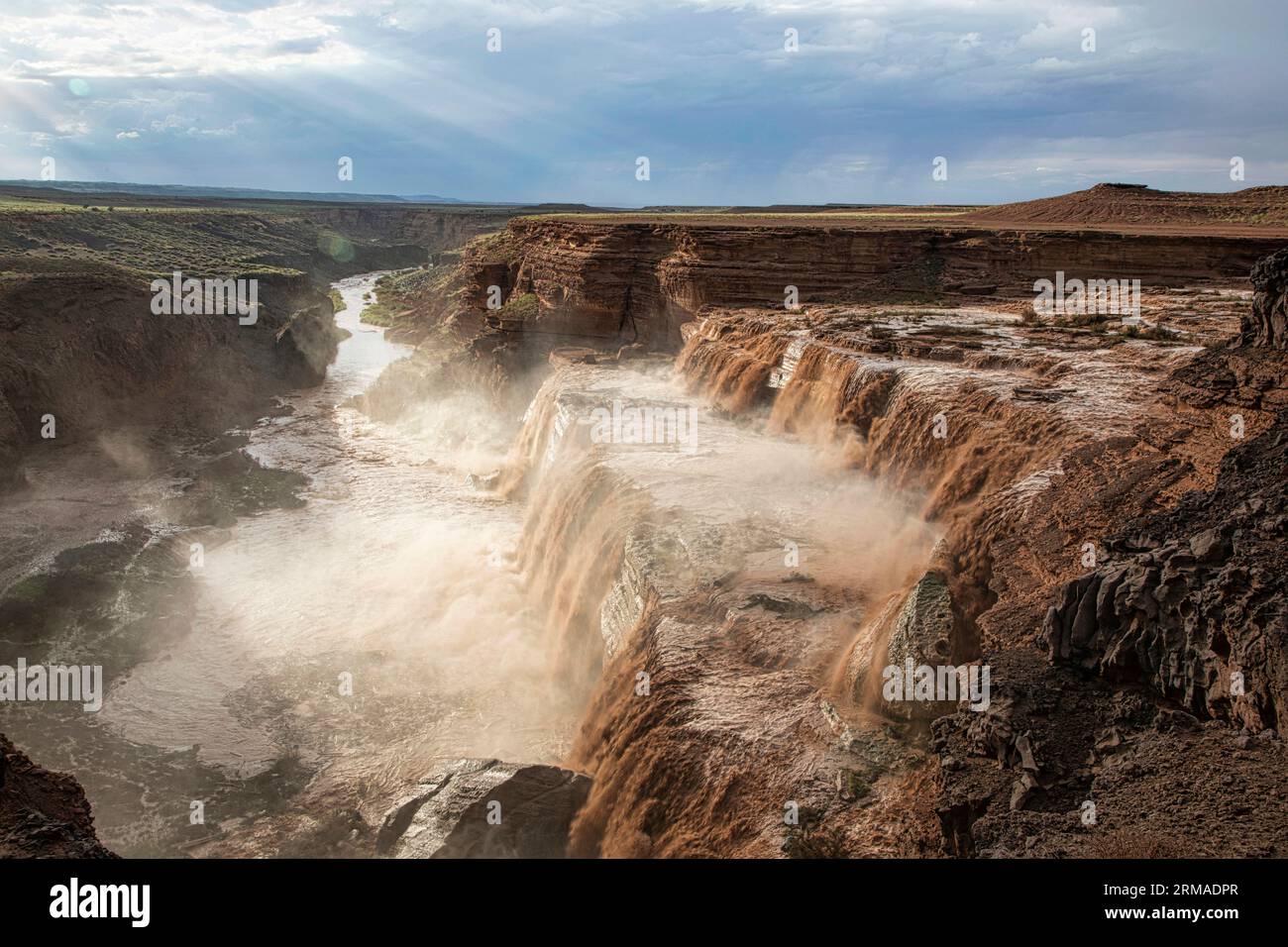 Grand Falls, una parte del fiume Little Colorado scorre con le piogge monsoniche e la neve si scioglie sulla Nazione Navajo nel nord dell'Arizona. Foto Stock