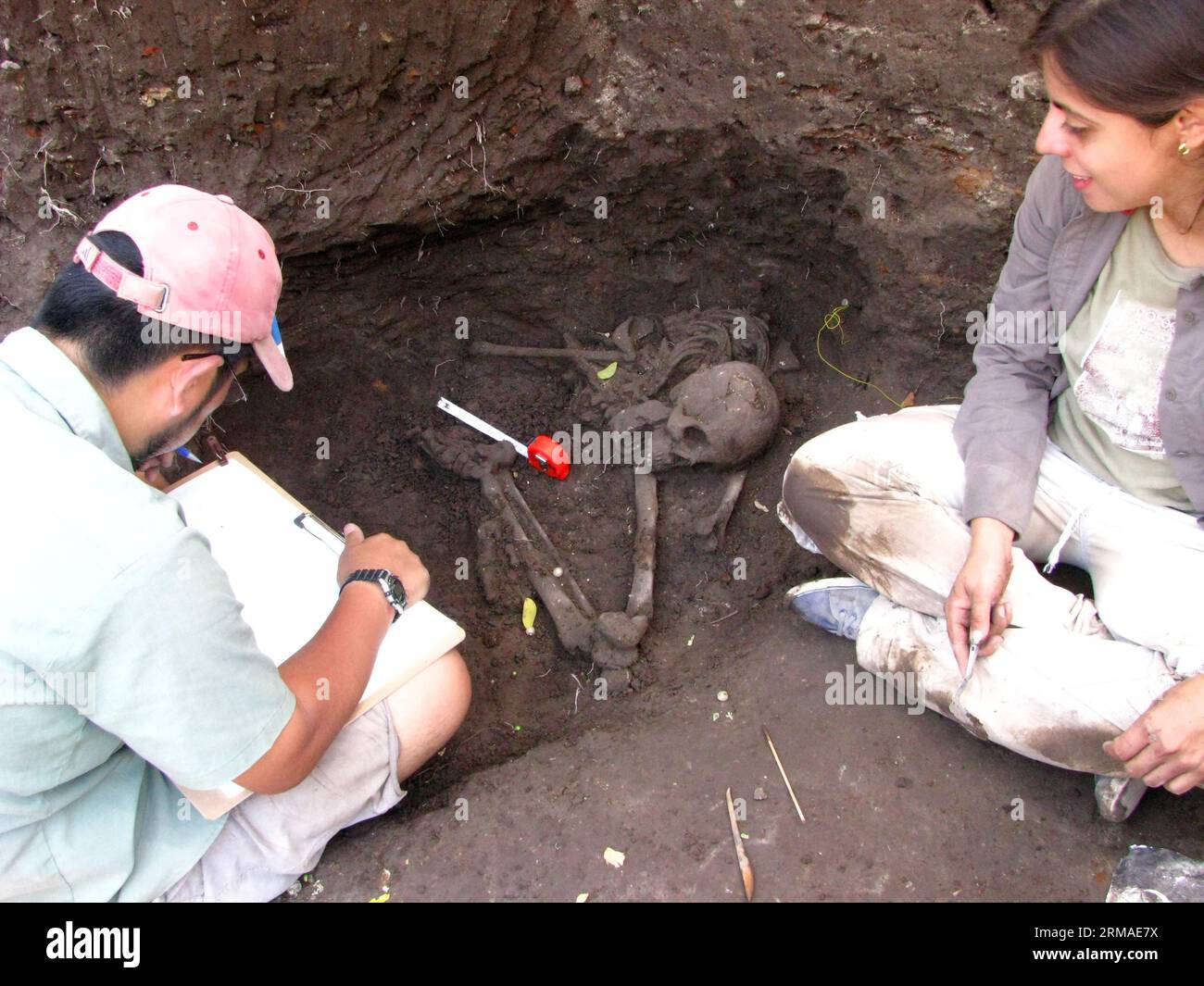 USULUTAN, 4 luglio 2014 (Xinhua) -- l'immagine non datata fornita il 4 luglio 2014 dal Segretariato della Cultura di El Salvador mostra gli antropologi che lavorano di fronte a uno dei tre scheletri umani di oltre 1.600 anni a Usulutan, 70 km a sud-est della città di San Salvador, capitale di El Salvador. Gli scheletri furono trovati da antropologi giapponesi e salvadoregni. (Xinhua/Secretariat of Culture of El Salvador) EL SALVADOR-USULUTAN-ARCHEOLOGY-FIND PUBLICATIONxNOTxINxCHN 4 luglio 2014 XINHUA undated Image fornita IL 4 luglio 2014 dal Secretariat of Culture of El Salvador shows anthro Foto Stock