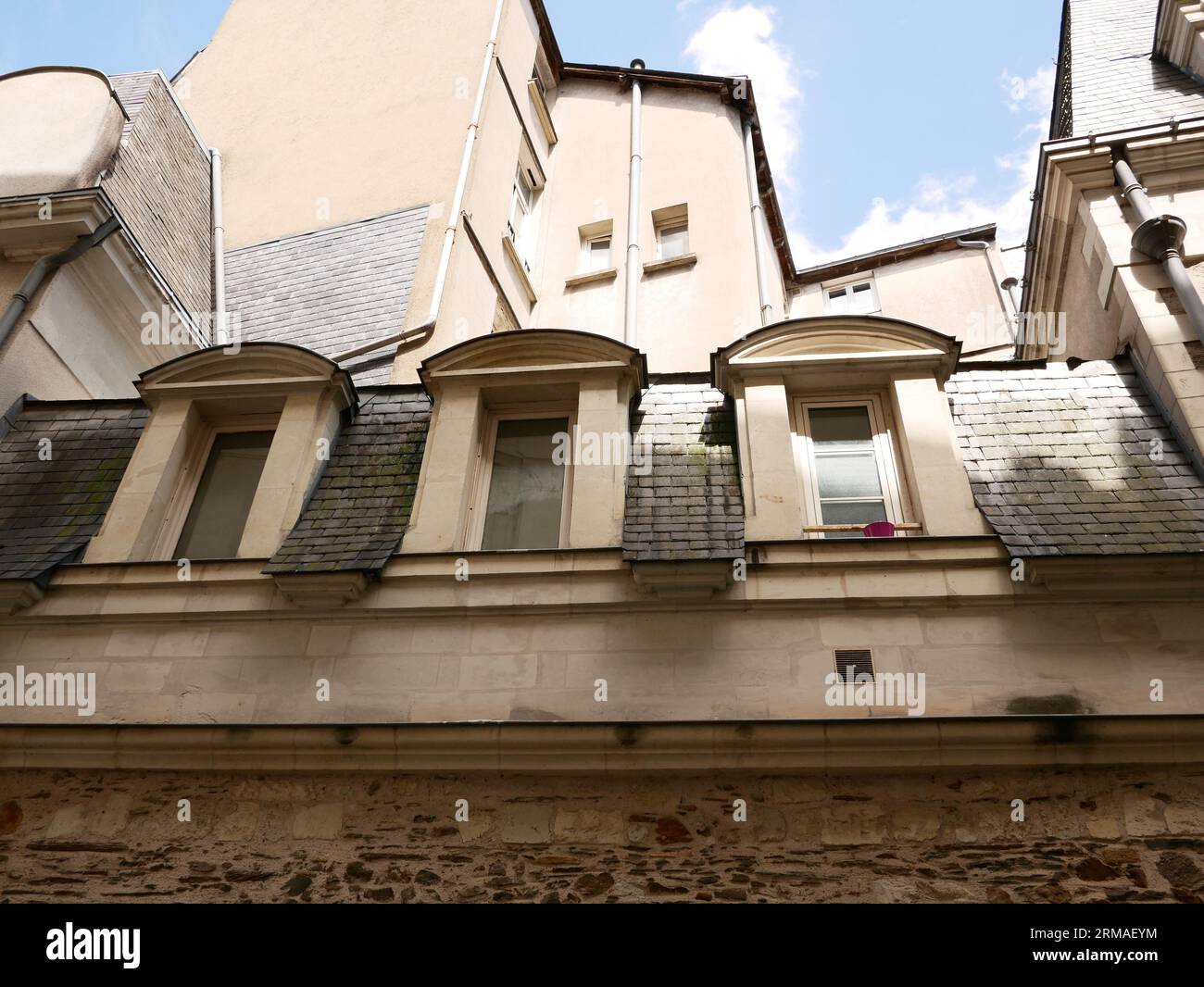 Finestre dormer in un tetto francese Mansard. Dettagli architettonici del centro di Angers. Angers, Francia Foto Stock