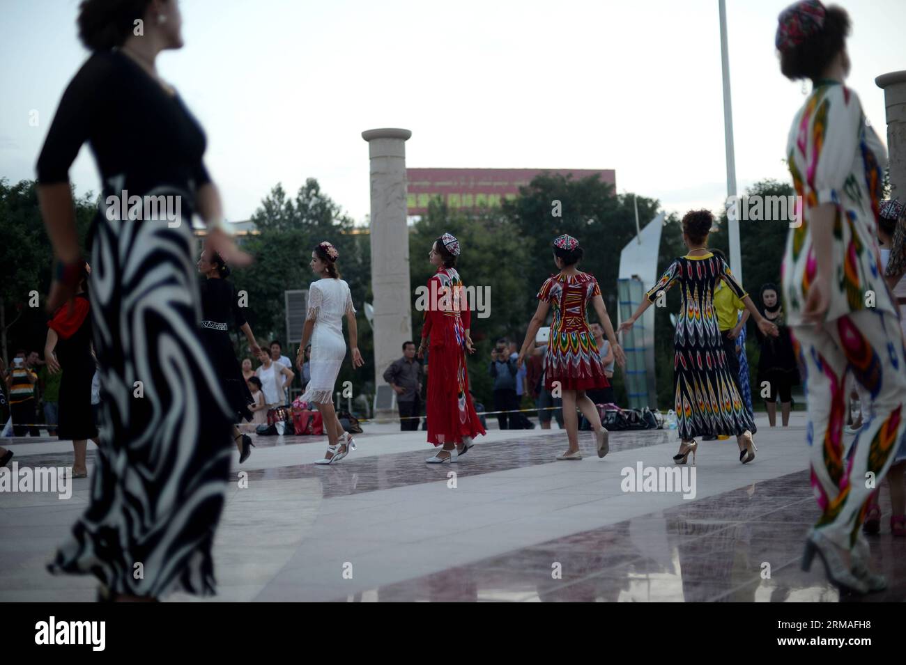 (140707) -- MAIGAITI, 7 luglio 2014 (Xinhua) -- i cittadini danzano al Maigaiti Dolan Culture Square nella contea di Maigaiti, regione autonoma di Xingjiang Uygur, nella Cina nord-occidentale, 29 giugno 2014. La contea di Maigaiti, conosciuta come la casa di Dolan , ha adottato misure per proteggere ed ereditare il patrimonio culturale immateriale mondiale Dolan Muqam dall'aprile 2012. (Xinhua/Jin Liangkuai) (hpj) CINA-XINJIANG-MAIGAITI-CULTURE(CN) PUBLICATIONxNOTxINxCHN 7 luglio 2014 XINHUA Citizens Dance PRESSO la Dolan Culture Square nella contea della Cina nord-occidentale della regione autonoma di Xing Jiang Uygur giugno 29 2014 Contea nota come la casa Foto Stock