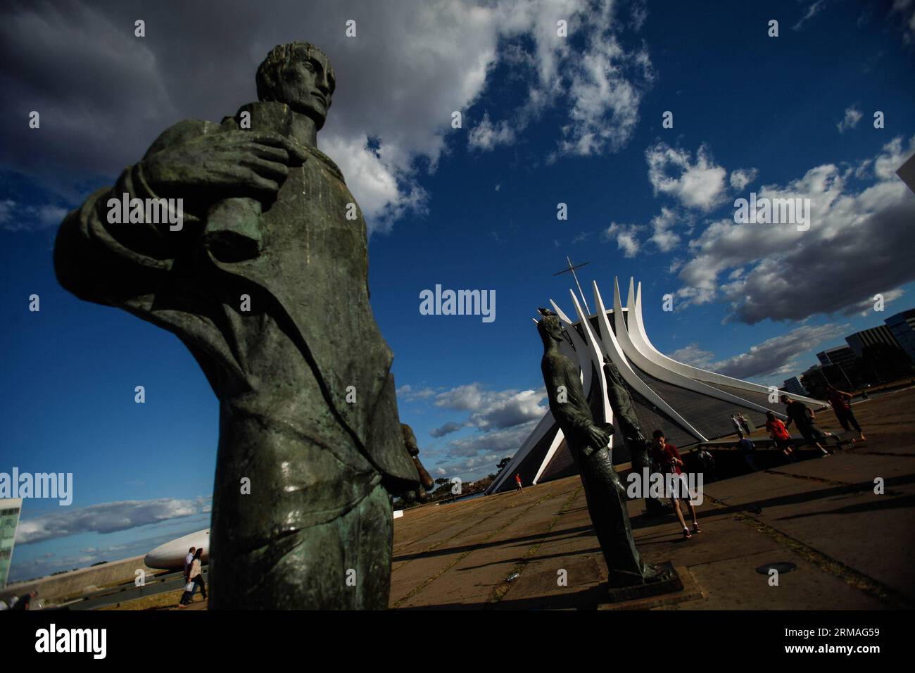 Il 7 luglio 2014 si visita la cattedrale di Brasilia, a Brasilia, Brasile. La Cattedrale metropolitana di Nossa Senhora Aparecida, nota anche come Cattedrale di Brasilia, è stata progettata dall'architetto brasiliano Oscar Niemeyer. La sua costruzione è iniziata nel 1958 e si è conclusa il 31 maggio 1970, ed è una delle principali attrazioni turistiche di Brasilia. Il Brasile è la sede della Coppa del mondo FIFA Brasile 2014, che si tiene dal 12 giugno al 13 luglio 2014. (Xinhua/Jhon Paz) (SP)BRASILE-BRASILIA-WORLD CUP 2014-TOURISM-SERIES PUBLICATIONxNOTxINxCHN celebrità visitano la Cattedrale di Brasilia a Brasilia in Brasile IL 7 luglio 2014 il N Foto Stock